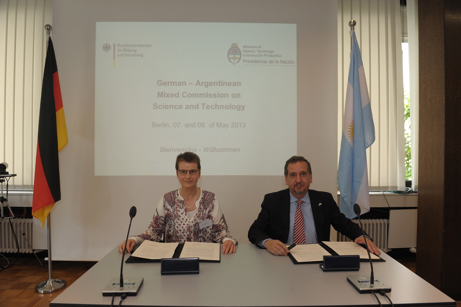 Firma del acuerdo por el Ministro Lino Barañao y la Prof. Windbichler.