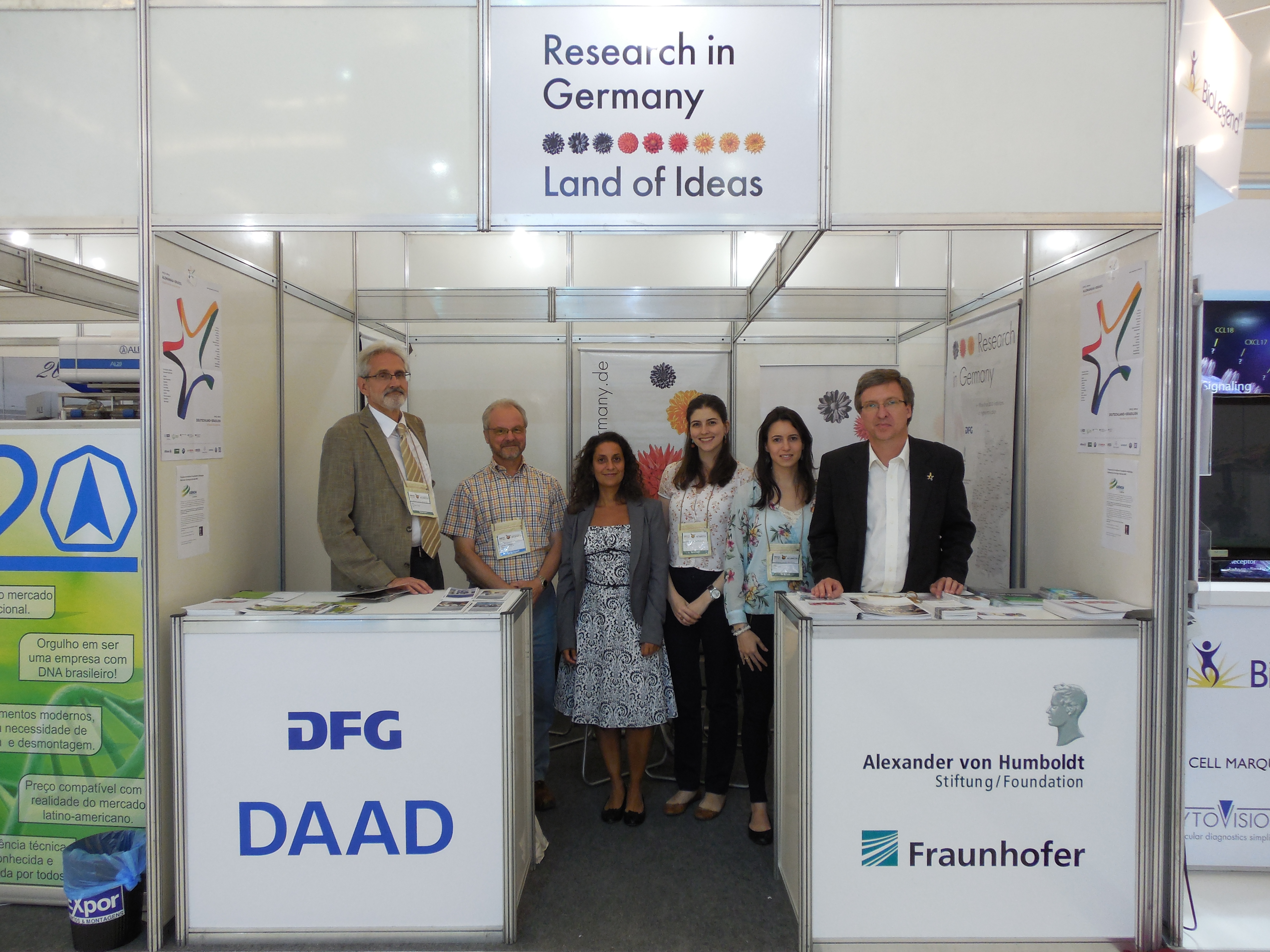 Representantes das instituições presentes no estande Research in Germany no congresso de imunologia