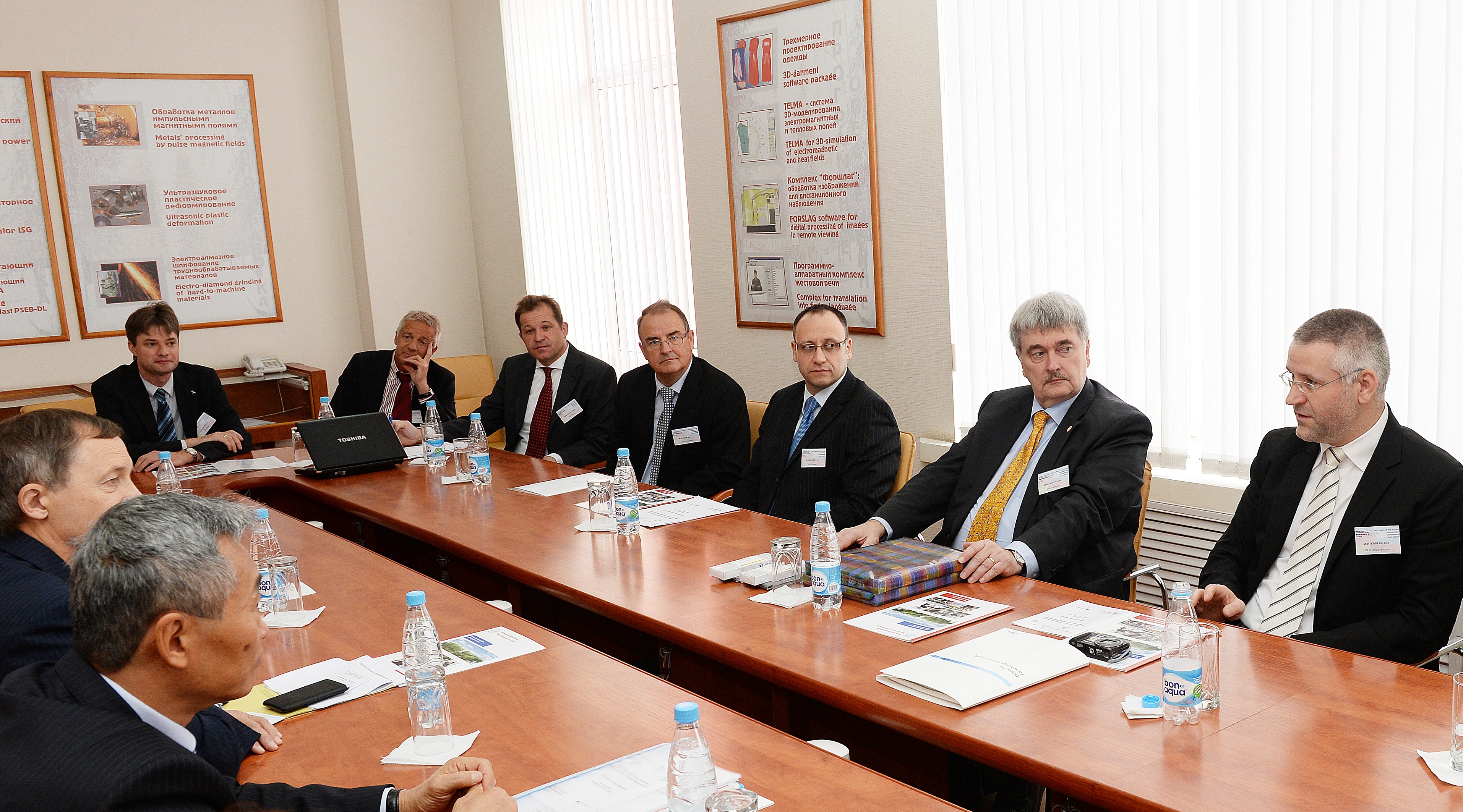 Discussion in the vice-chancellor's office. L to R: W. Schröder (RWTH Aachen University), J. Breitkopf (DFG Bonn), R. Walther (MTU Aero Engines, Munich), U. Gaisbauer (Technical University of Stuttgart), G. Berghorn (DAAD Moscow), J. Achterberg (DFG