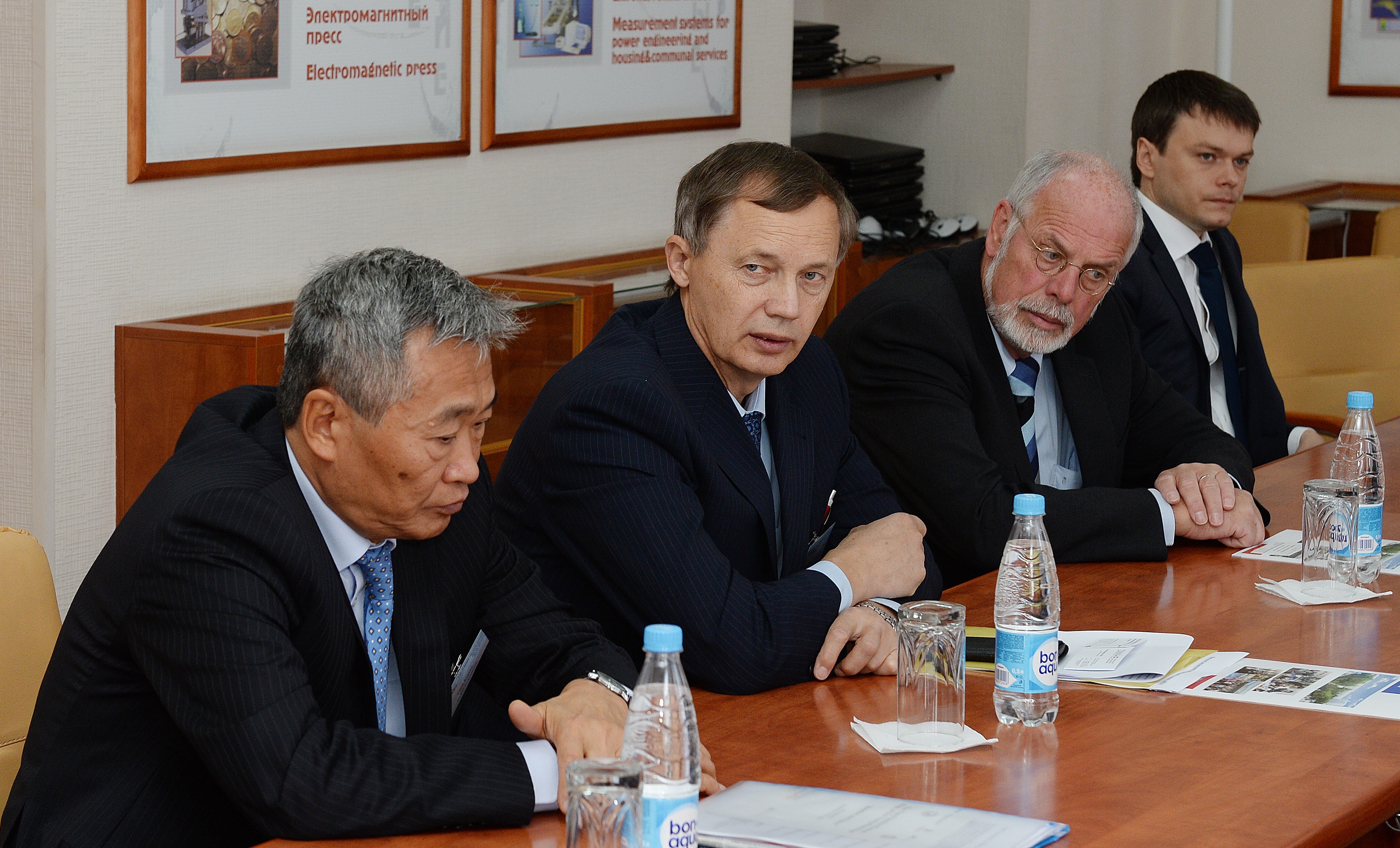 Discussion in the vice-chancellor's office. L to R: E. Tsoi (NSTU), G. Rastorguev (NSTU), P. Funke (DFG), A. Shcheglov (RoSMU)