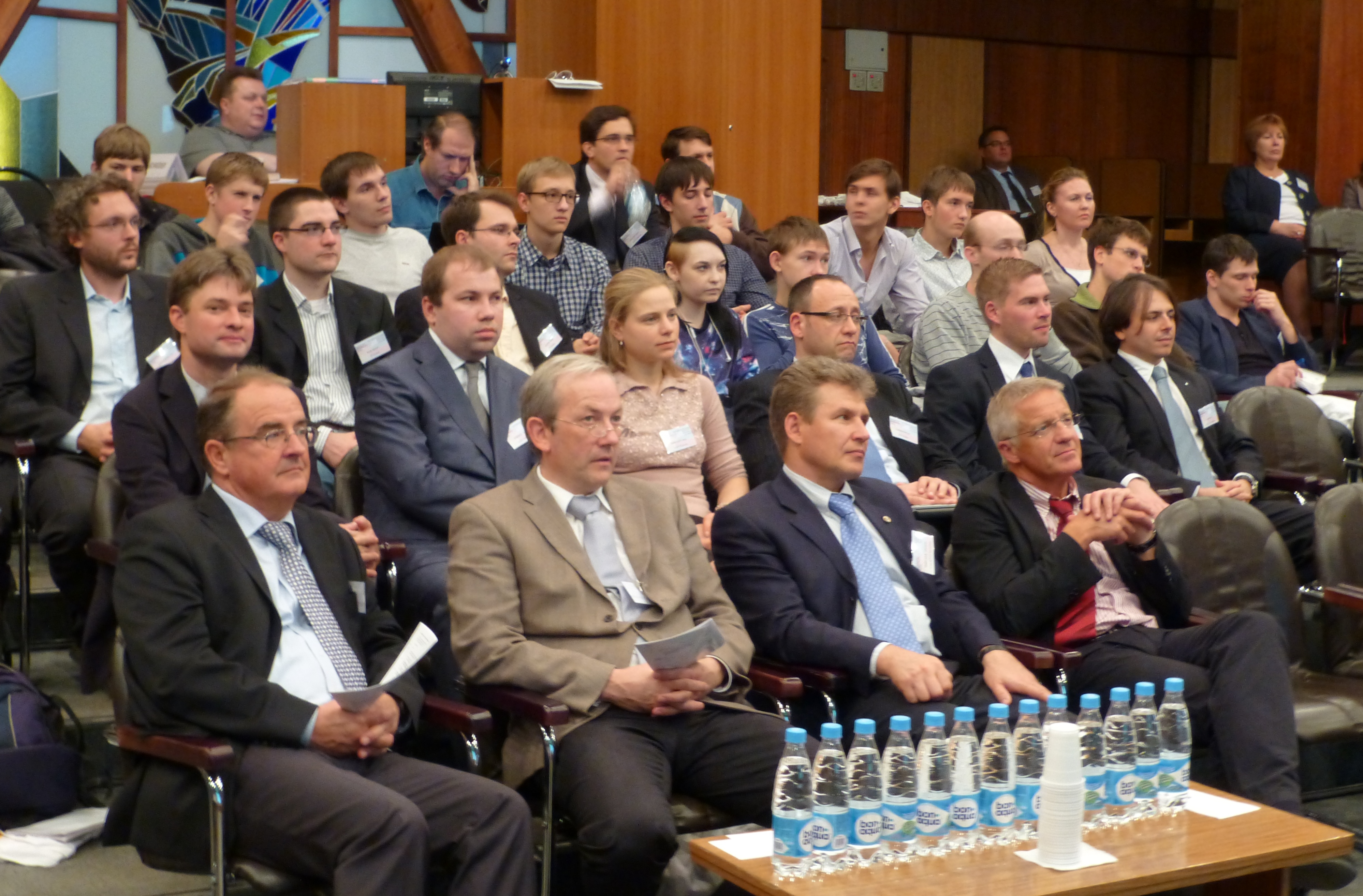 Plenarsitzung an der NSTU. Erste Reihe v.l.n.r.: R. Walther (MTU Aero Engines München), M. Oberlack (TU Darmstadt), A. Shiplyuk (ITAM SB RAS), W. Schröder (RWTH Aachen)