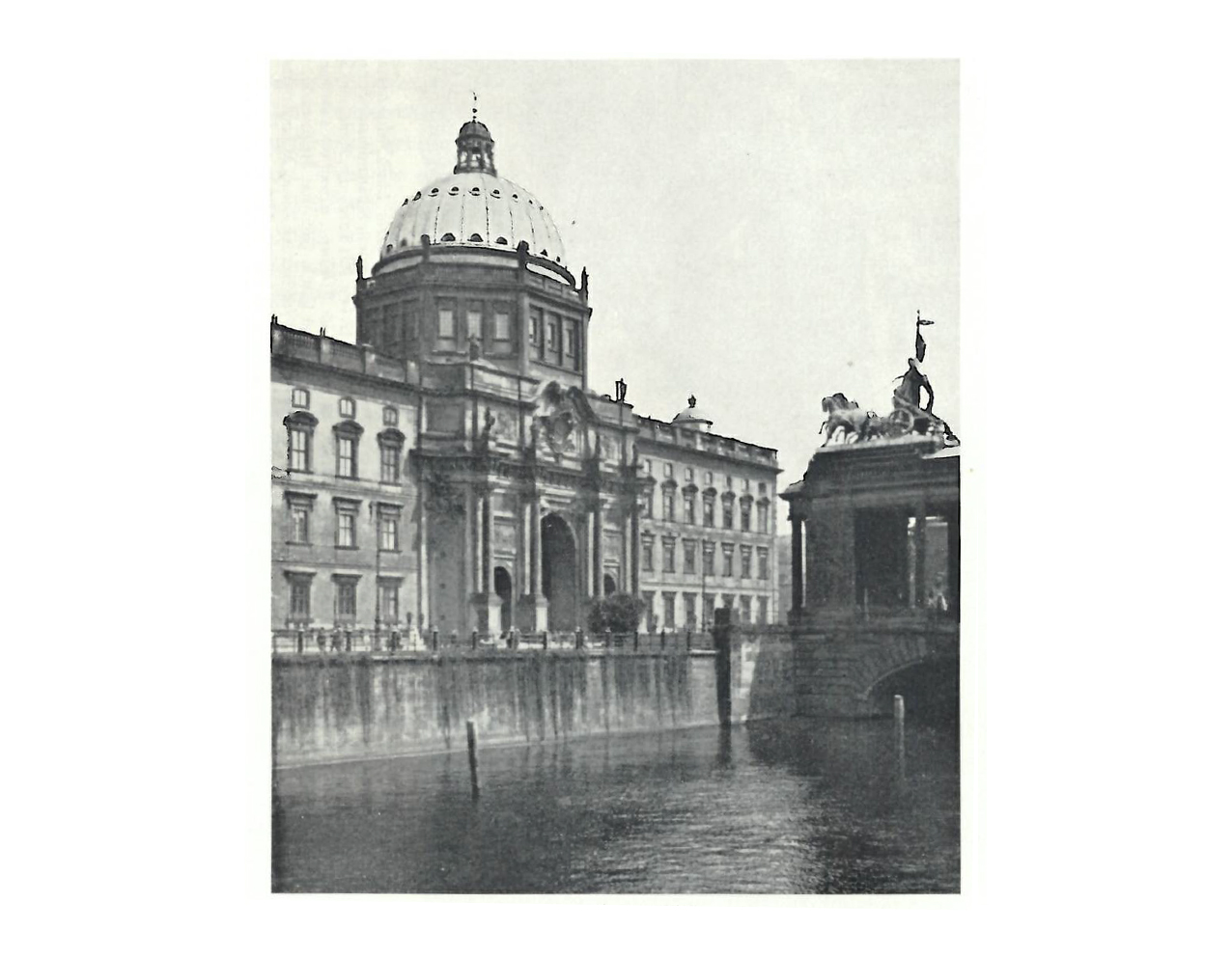 The Berliner Schloss in the 1920s. The premises of the Notgemeinschaft were located on the 2nd floor to the right of the Eosanderportal.