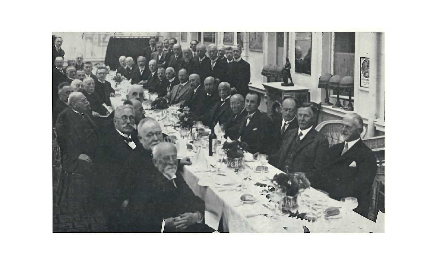 Der Hauptausschuss der Notgemeinschaft in seiner Sitzung vom 19. Oktober 1929 in Weimar