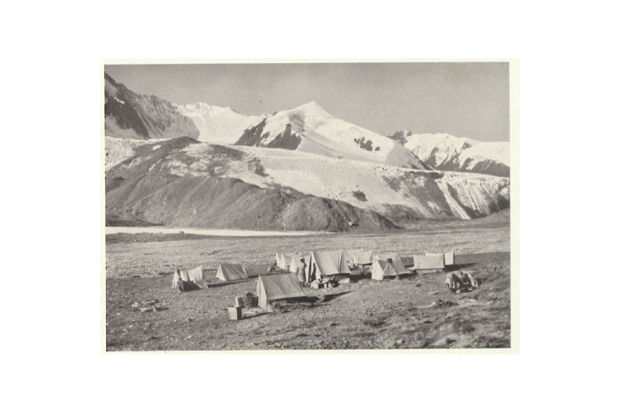 “Pass camp”. Mid-August 1928, with the glacier Taminas 4 in the background
