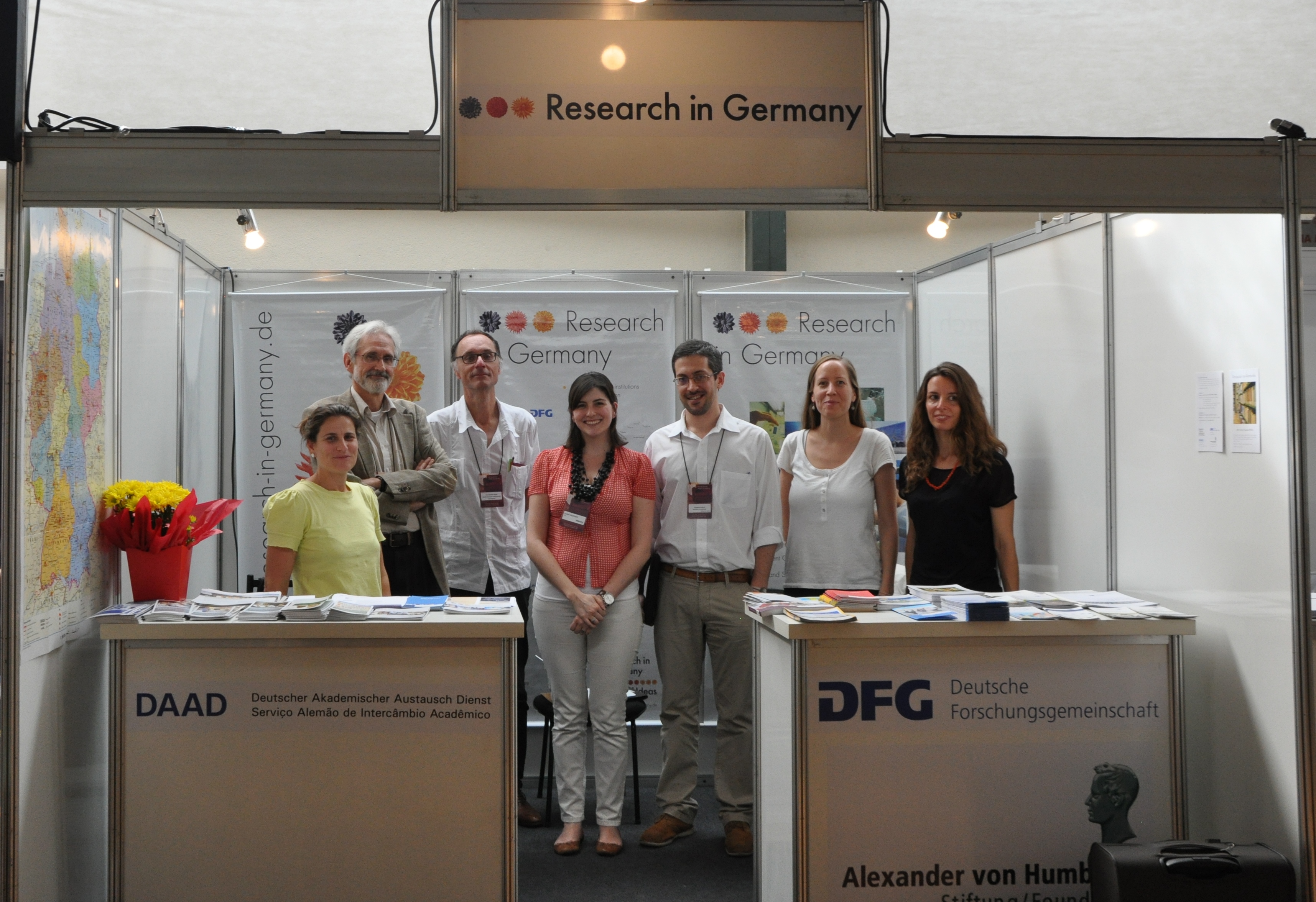 Delegation der "Research in Germany" auf dem Messestand