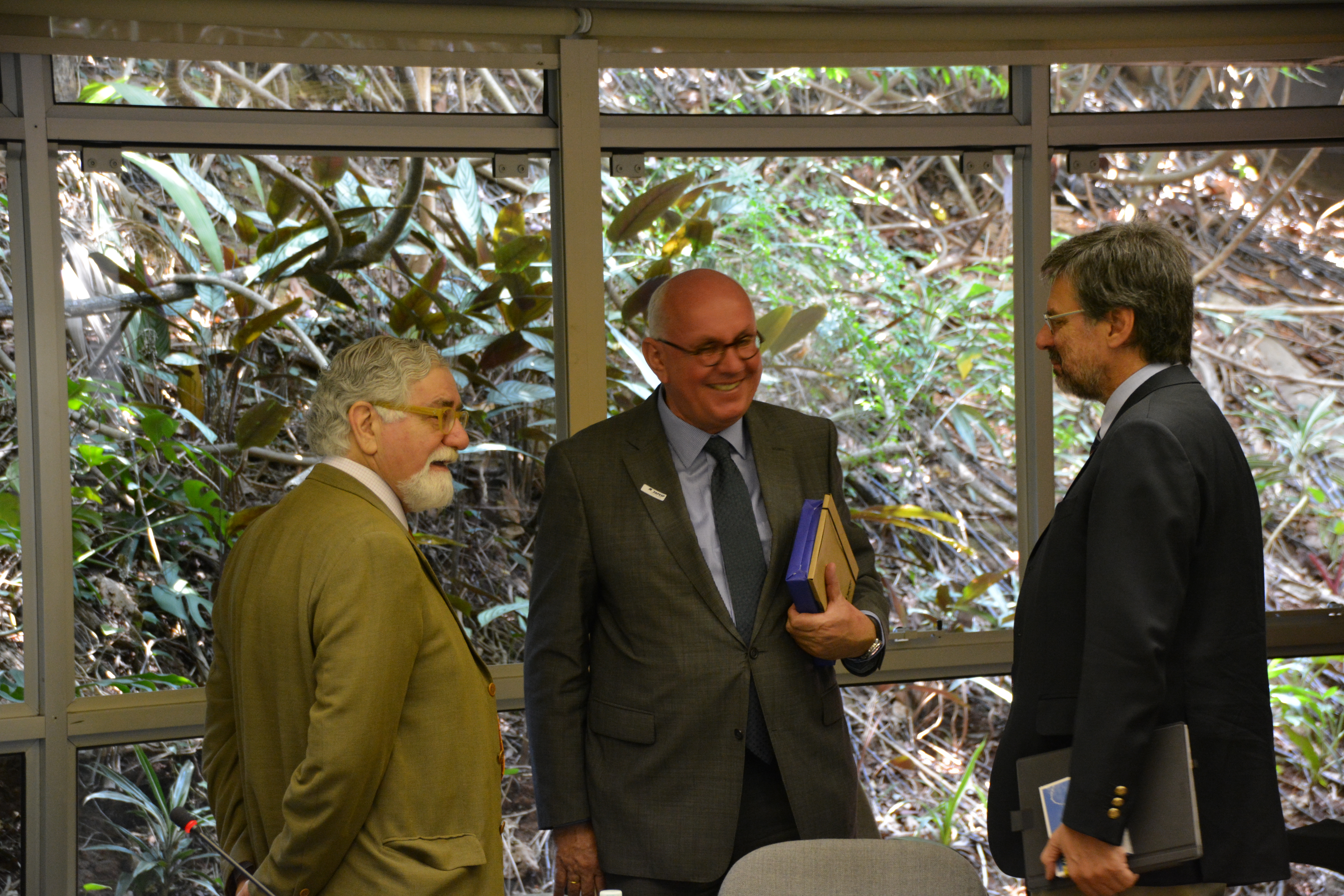 Prof. Strohschneider com o presidente da FAPESP, Prof. Celso Lafer, e o diretor científico, Prof. Carlos Henrique de Brito Cruz