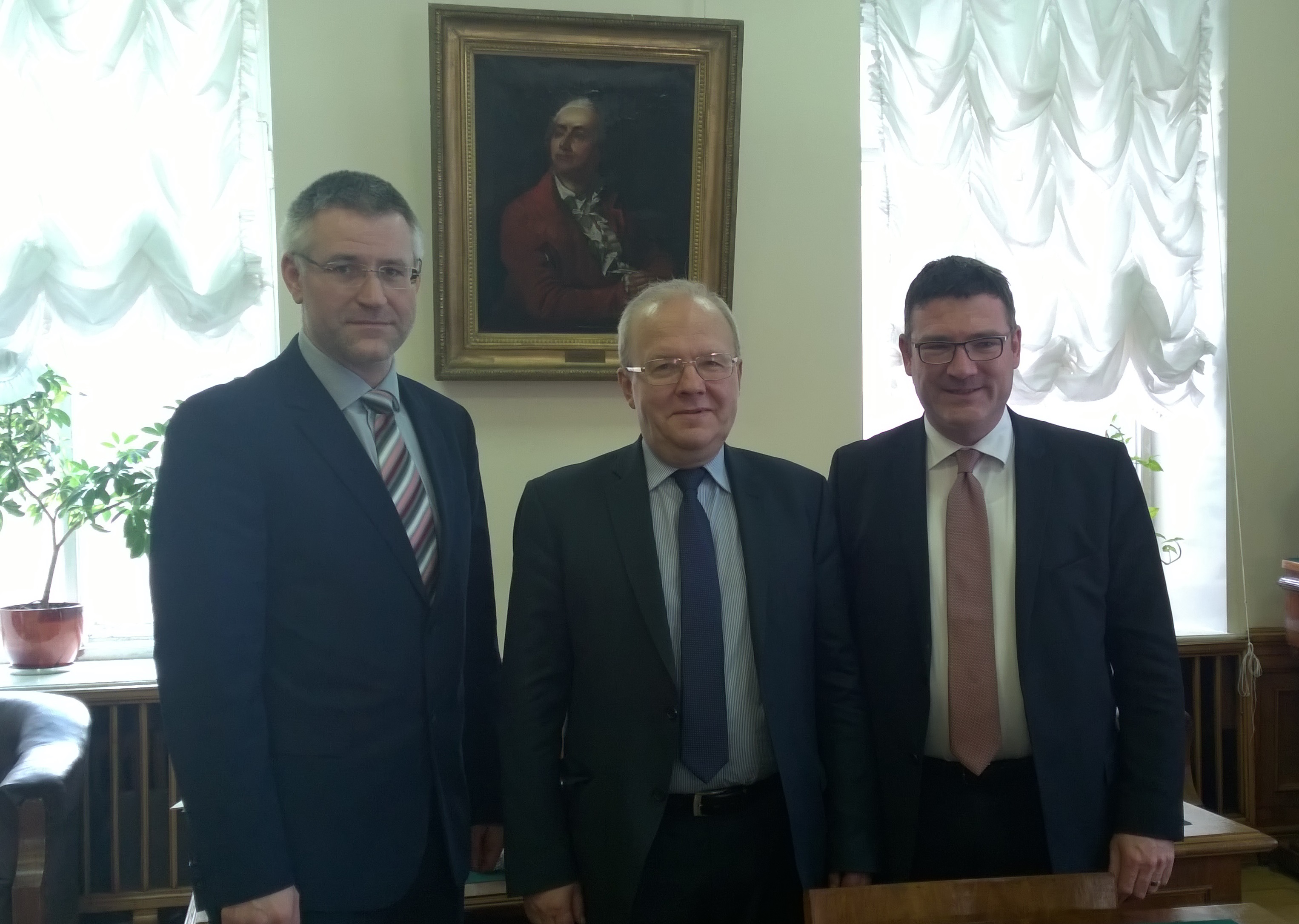 Stefan Kaufmann (right) and Jörn Achterberg (DFG Moscow) at MSU with Vice-Rector Alexei Khokhlov (centre)