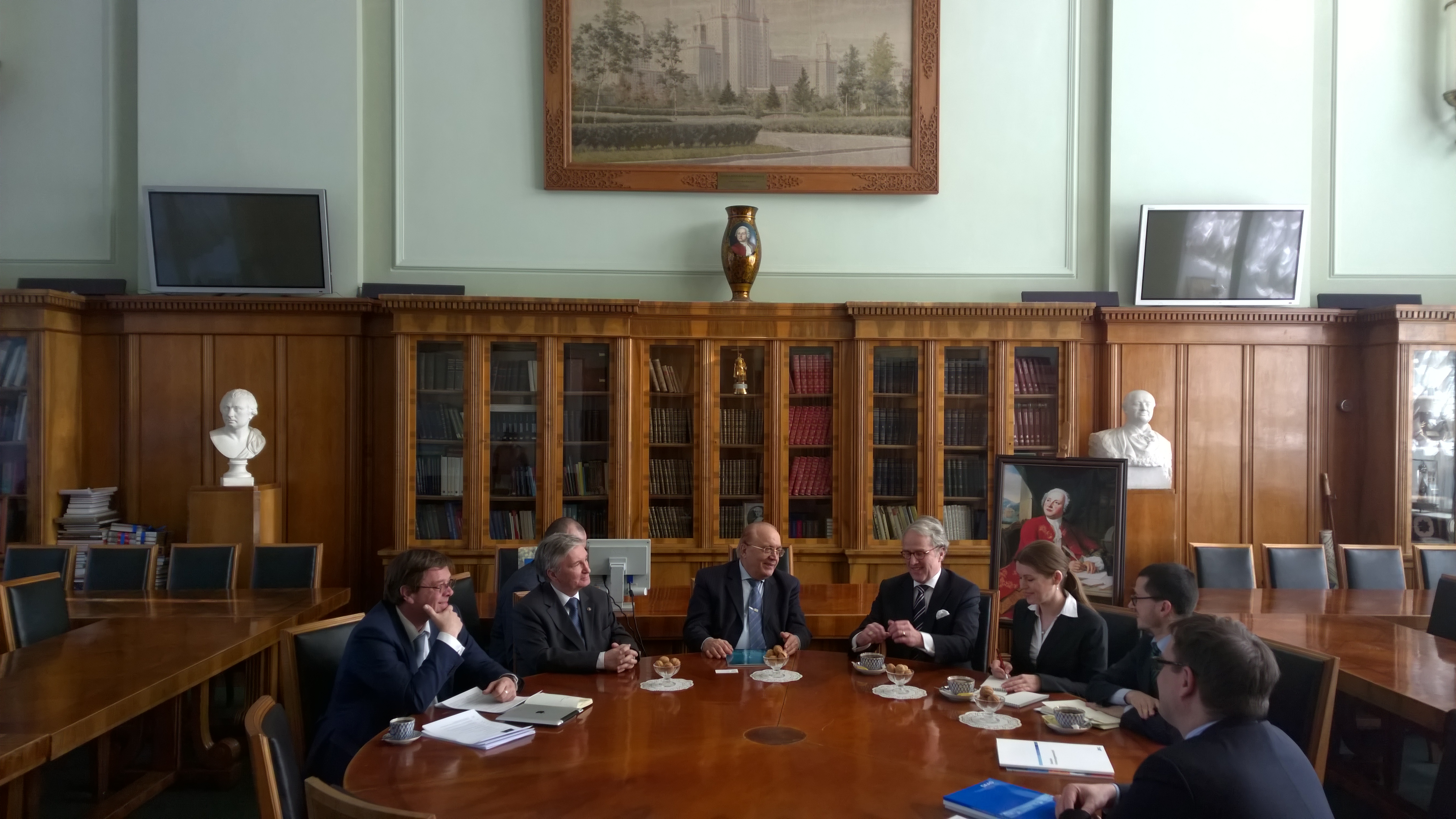 Deutsche Delegation mit Boschafter von Fritsch zu Gast bei Rektor Sadovnitschij an der Moskauer Staatsuniversität.