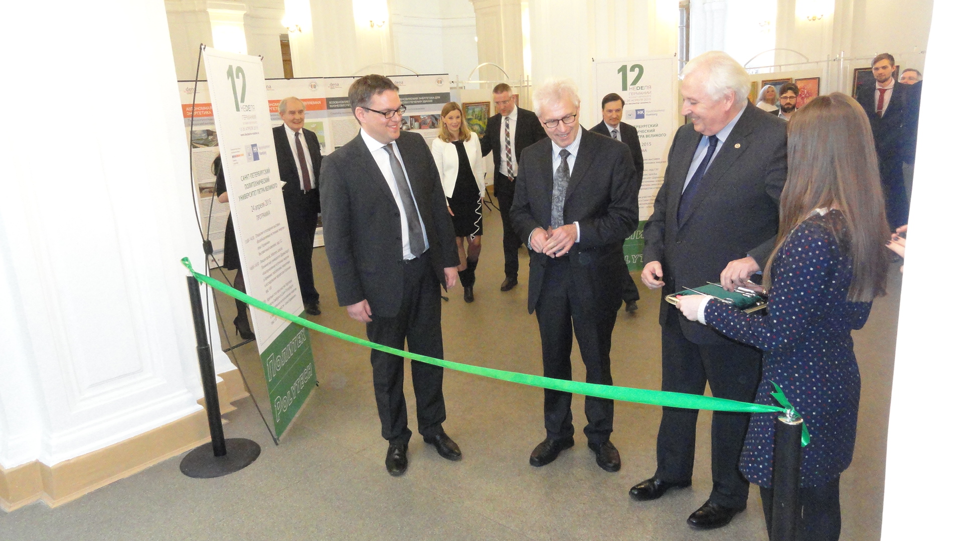 Eröffnung der Ausstellung „Renewables – made in Germany“ an der Polytechnischen Universität St. Petersburg: Dr. Martin Krispin (DWIH Moskau), Prof. Janicka (TU Darmstadt), Prof. Fedorov (Präsident der Hochschule) (v.l.n.r.)