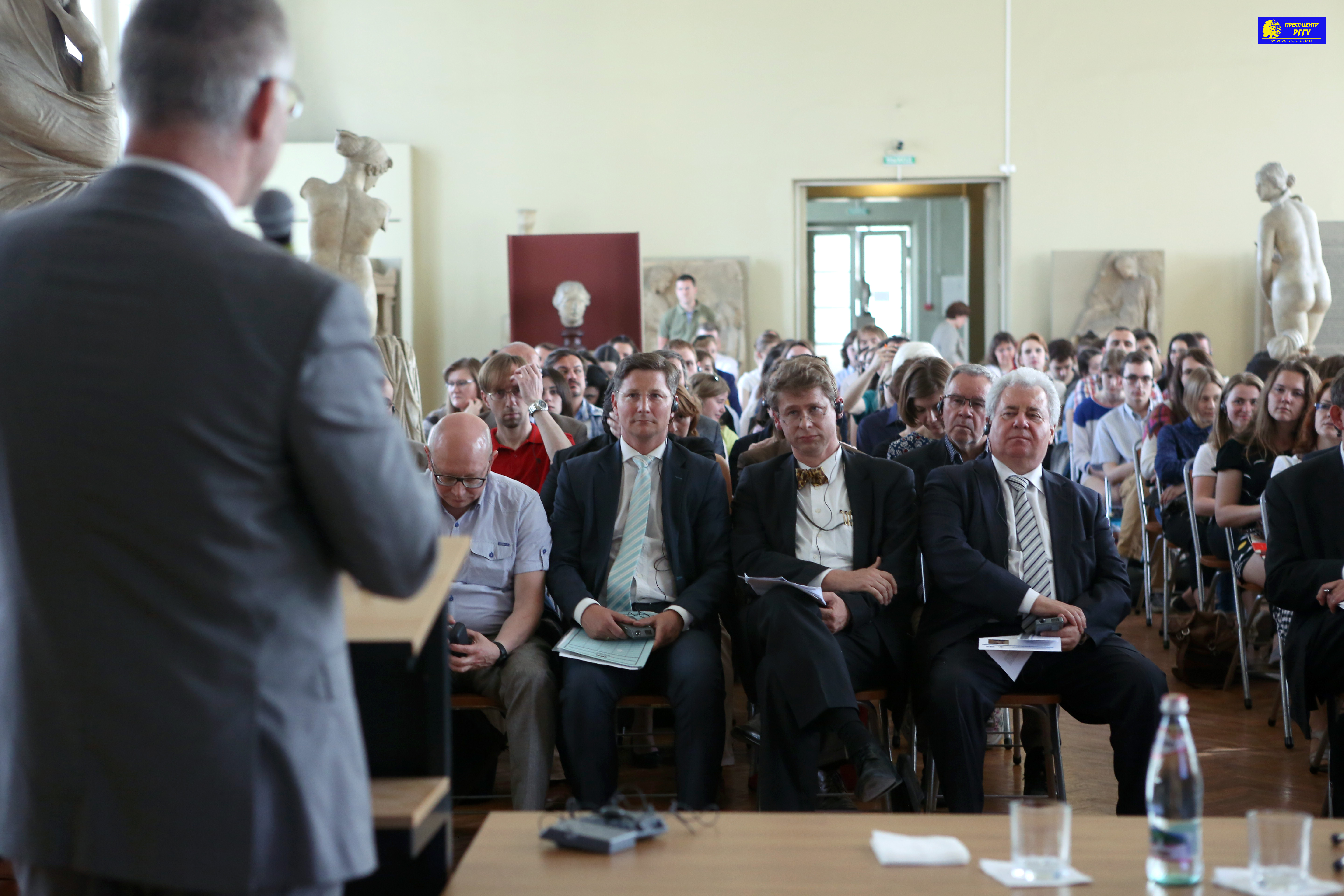 Front row (L to R): Rector Efim Pivovar (RGGU), Werner-Dieter Klucke (German Embassy in Moscow), Torsten Fischer (DFG), Aleksey Malyshev (RFH)