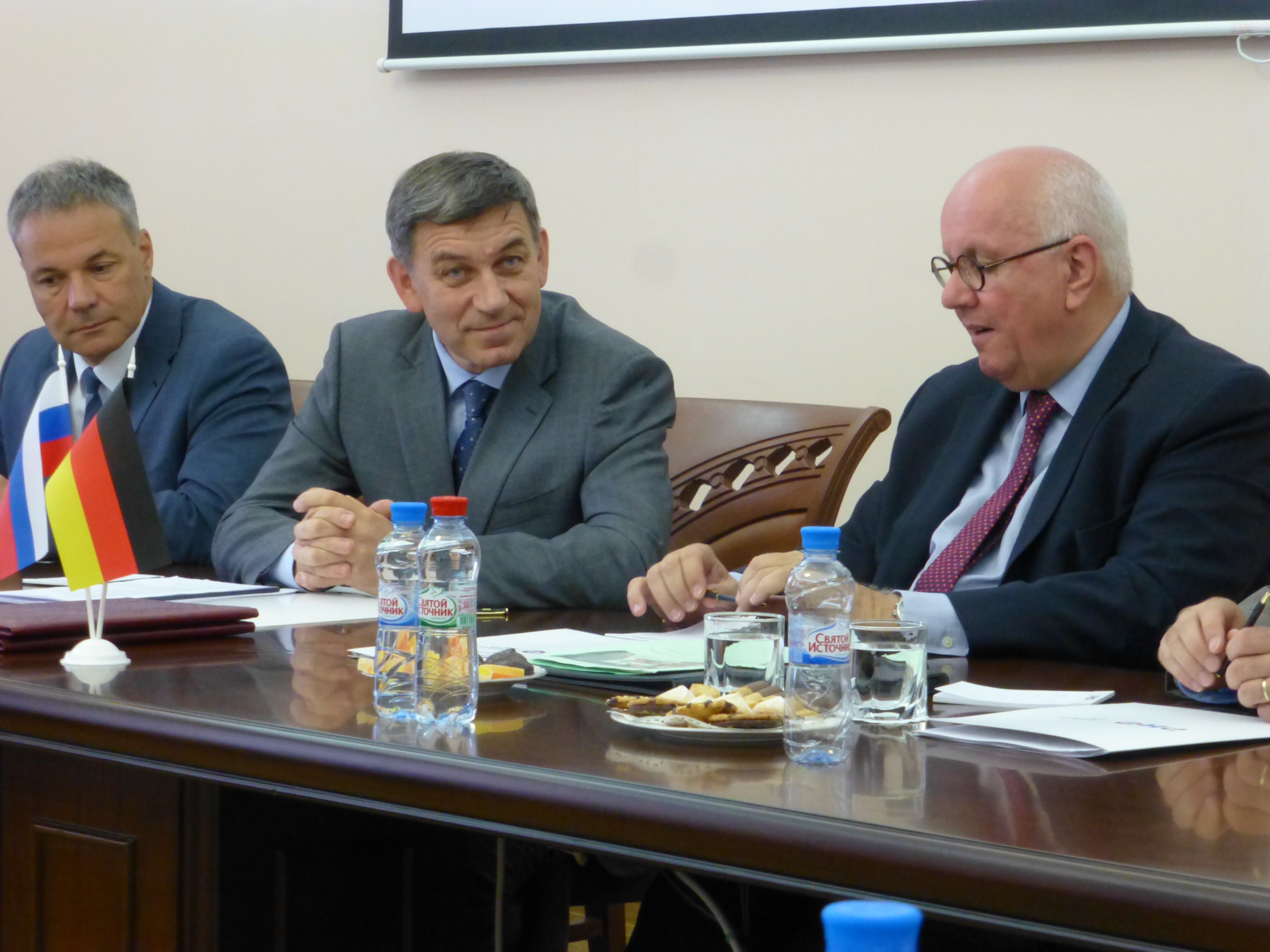 RSF Director General Aleksandr Khlunov and DFG President Peter Strohschneider in conversation (left: deputy director Yuri Simachev)