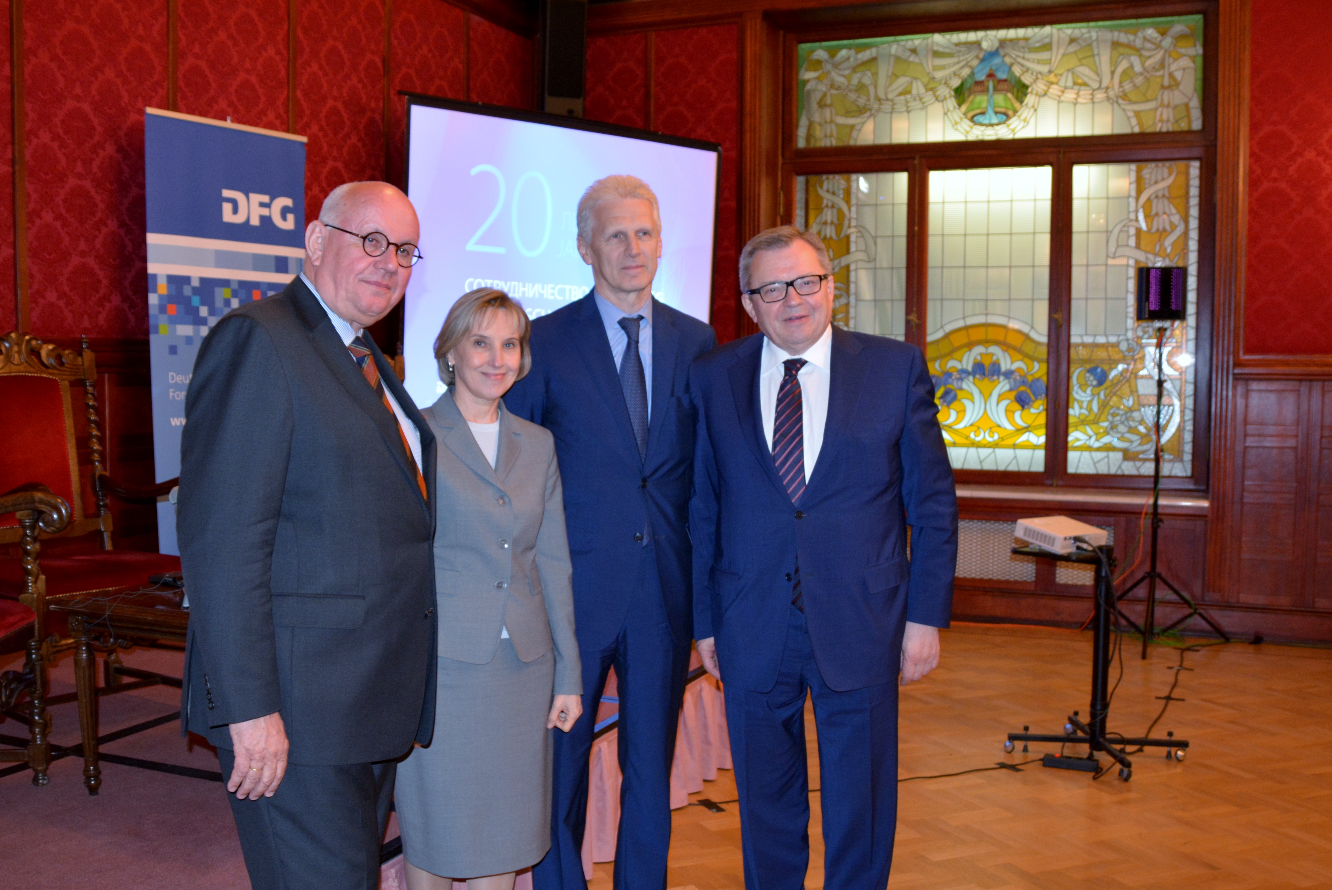 Teilnehmer der Jubiläumsfeier: Peter Strohschneider (DFG-Präsident), Ljudmila Ogorodova (MON-Vizeministerin), Andrej Fursenko (Berater des Präsidenten der RF), Vladislav Panchenko (RFBR-Vorsitzender)