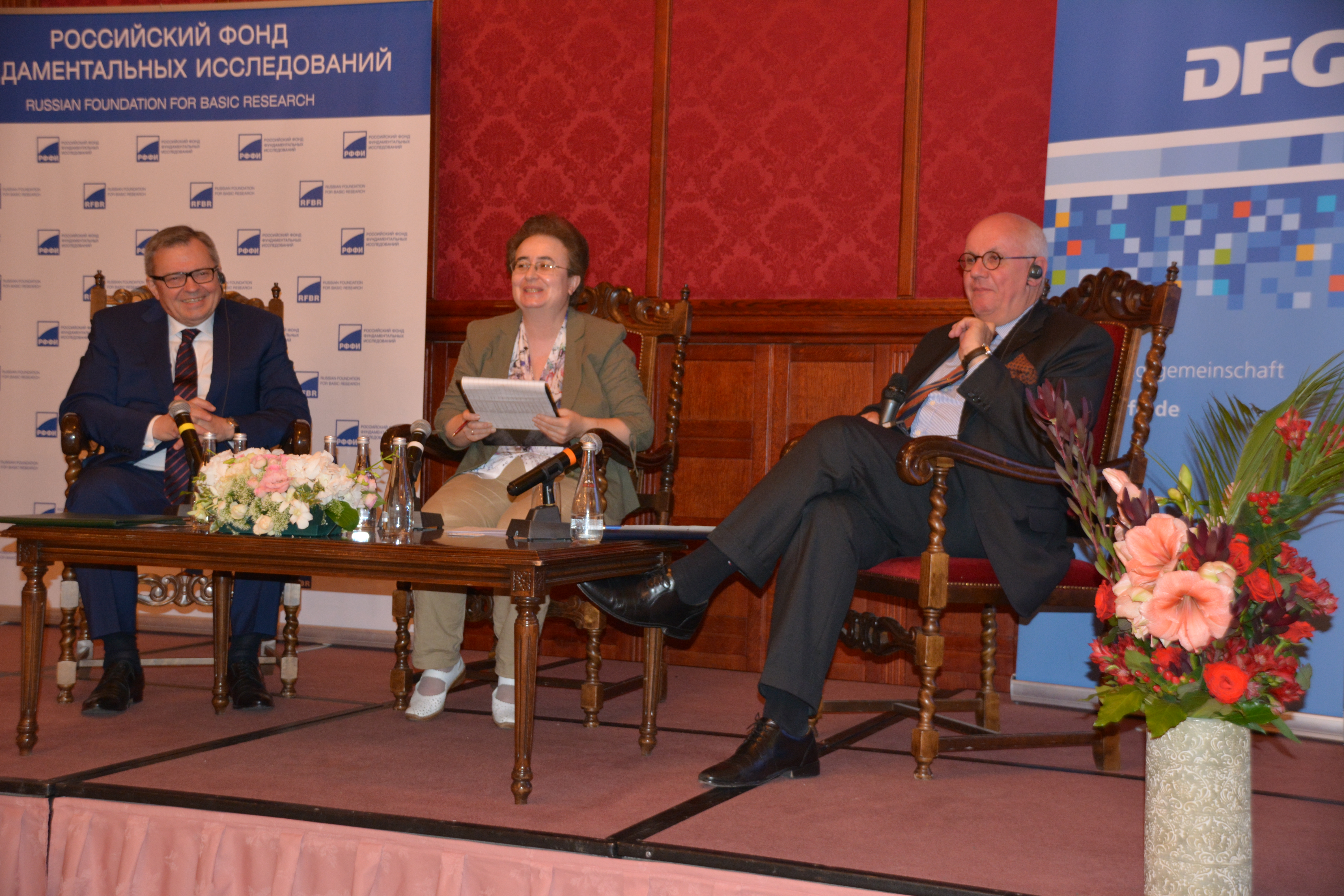 Auf der Podiumsdiskussion: Vladislav Panchenko (RFBR-Vorsitzender), Moderatorin Tatjana Ilarionova (IIPAM RANEPA), Peter Strohschneider (DFG-Präsident)