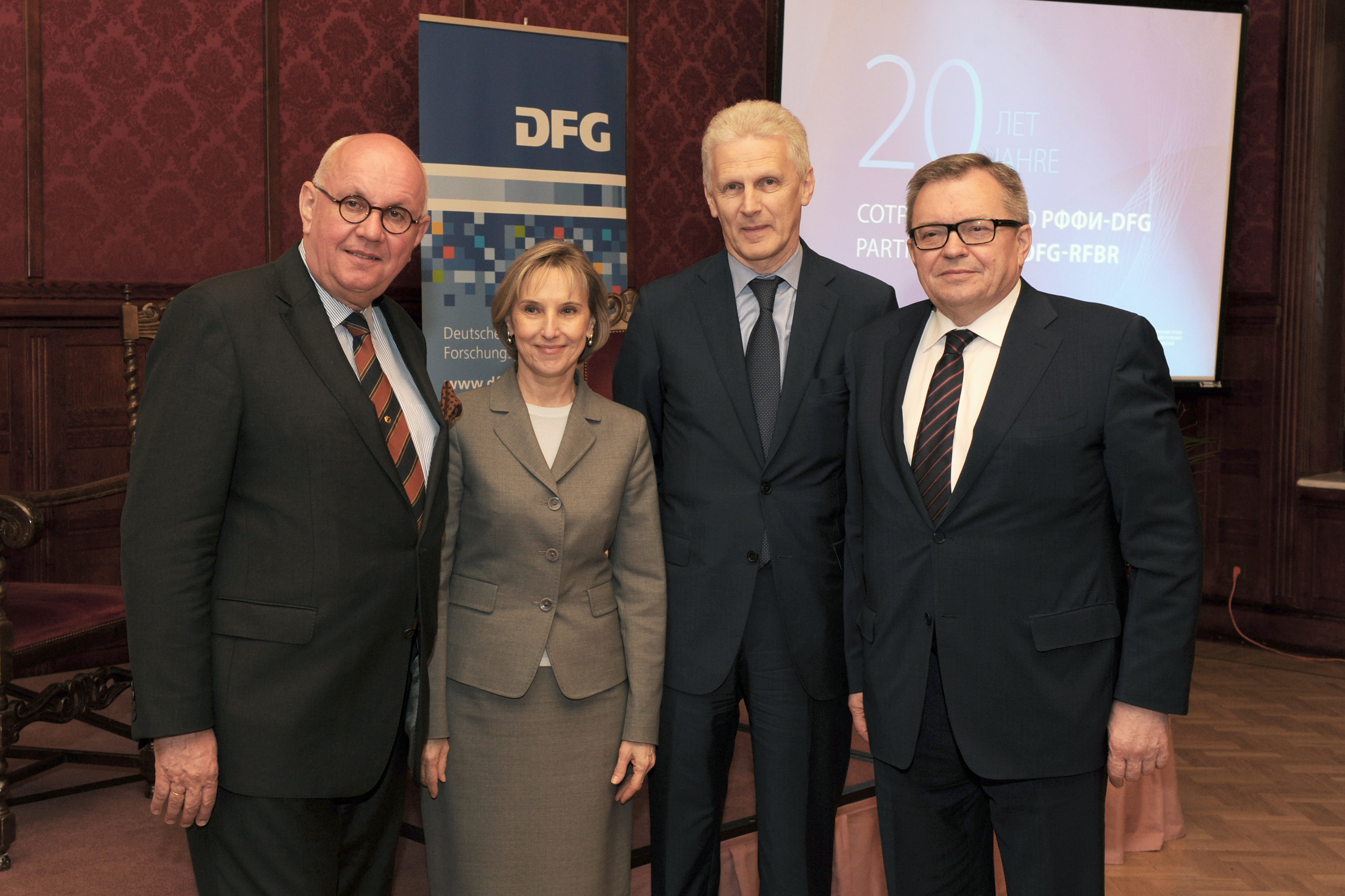 20 Jahre Partnerschaft DFG-RFBR: (v.l.n.r.) Peter Strohschneider (DFG-Präsident), Ljudmila Ogorodova (MON-Vizeministerin), Andrej Fursenko (Berater des Präsidenten der RF), Vladislav Panchenko (RFBR-Vorsitzender). Moskau, Juni 2015