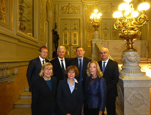 Rektorin Ursula Gather, Generalkonsulin Heike Peitsch, DFG-Generalsekretärin Dorothee Dzwonnek (v.v.l.); SFB-Ko-Sprecher Alexey Kavokin und Yuri Kusrayev, SPSU-Vizerektor Sergei Tunik, SFB-Sprecher Manfred Bayer (h.v.l.)