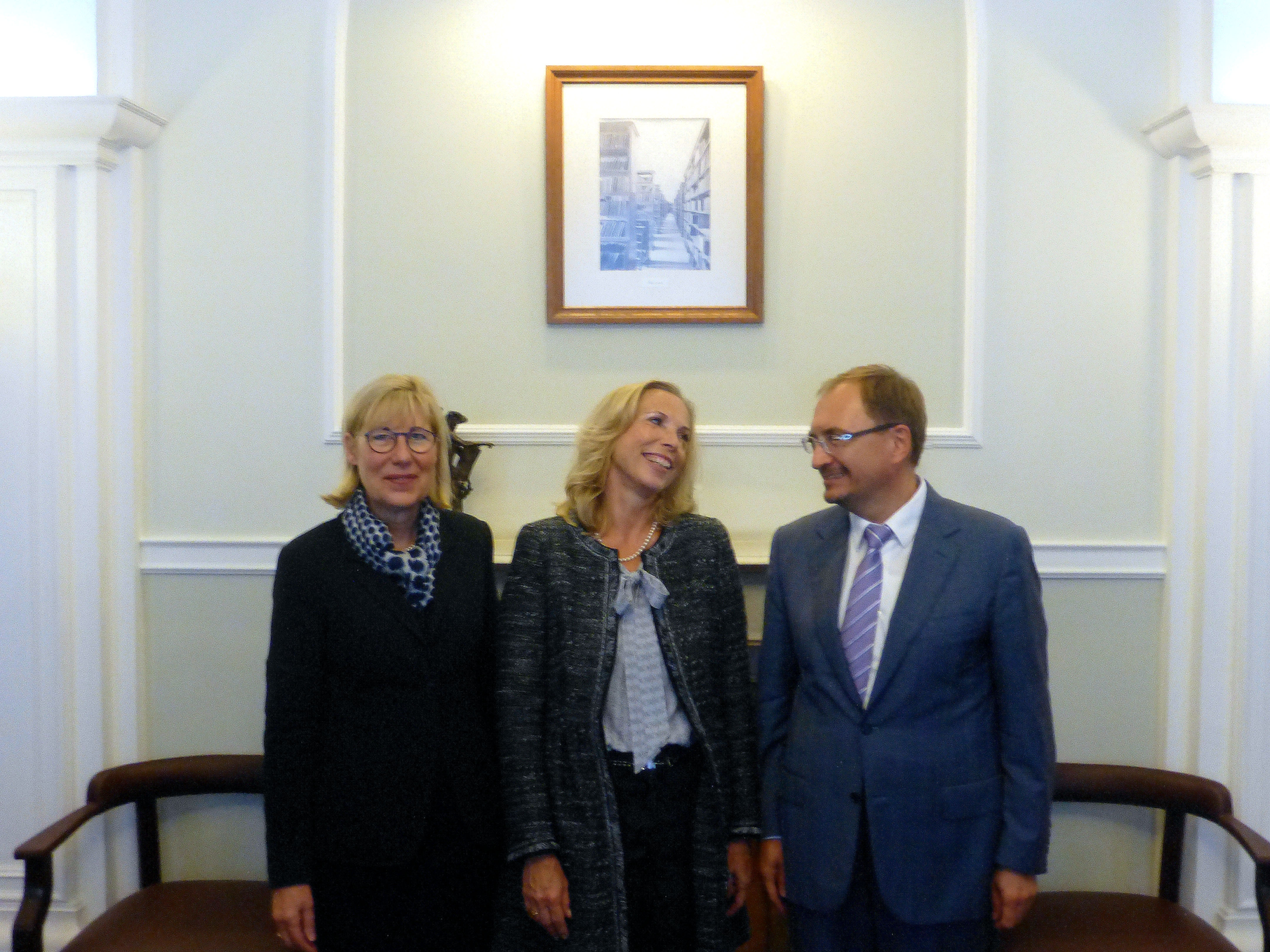 DFG Secretary General Dorothee Dzwonnek (centre) and Rector Ursula Gather (Technical University of Dortmund) are received by Rector Nikolay Kropachev (SPSU)