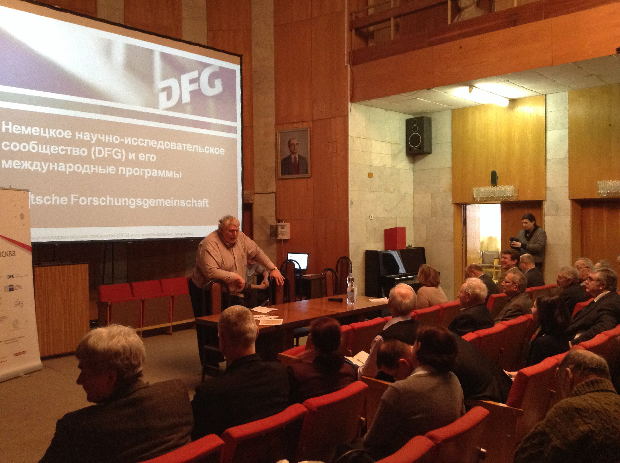 Director Victor Zadkov opens the information event at the Institute of Spectroscopy in Troitsk