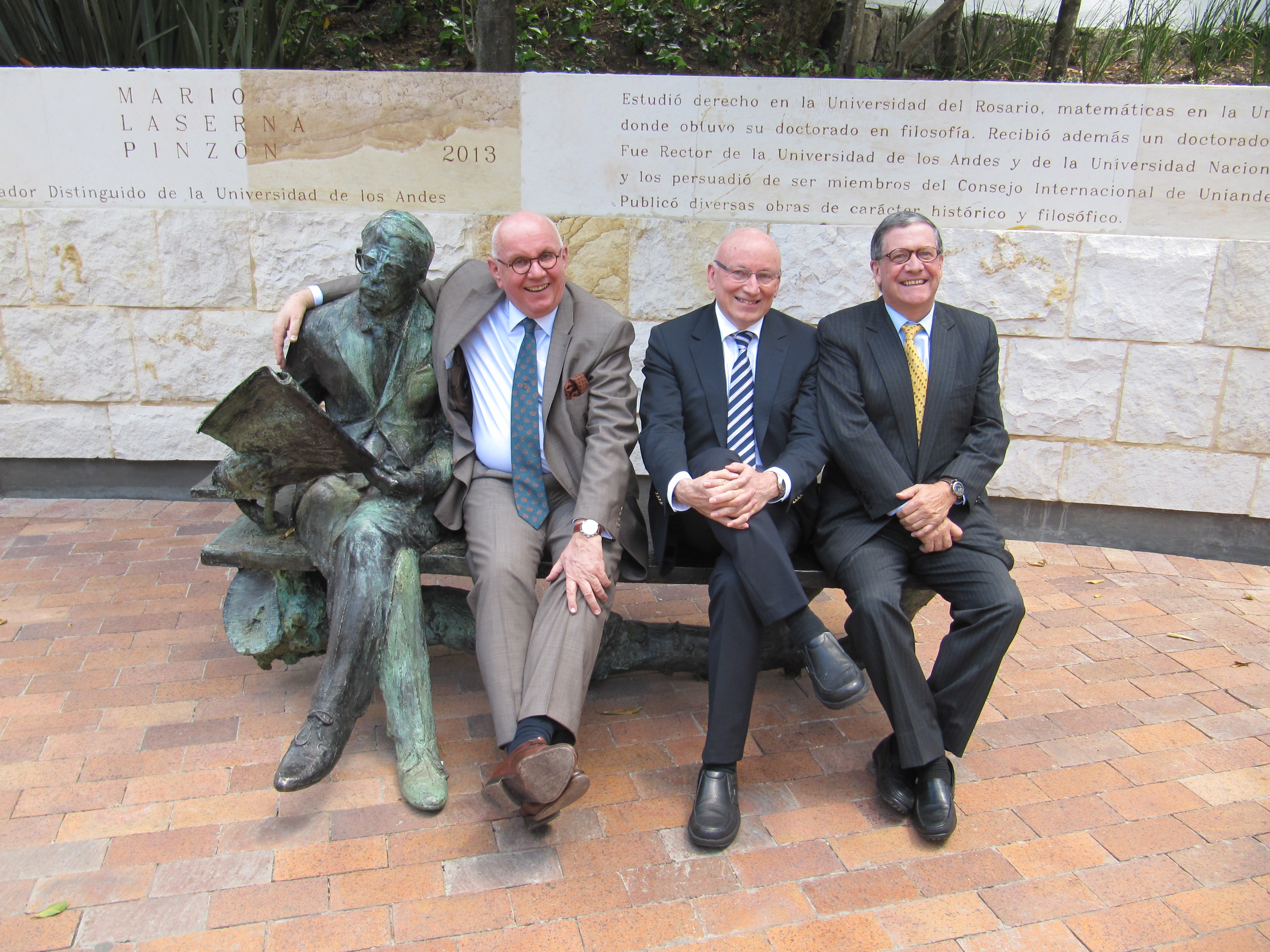 At the memorial of Mario Laserna Pinzón, founder of the Universidad de los Andes (from left to right): Prof. Dr. Peter Strohschneider; Prof. Dr. Wolfgang Ertmer, DFG Vice President; and Prof. Dr. Pablo Navas, Rector of the Universidad de los Andes.