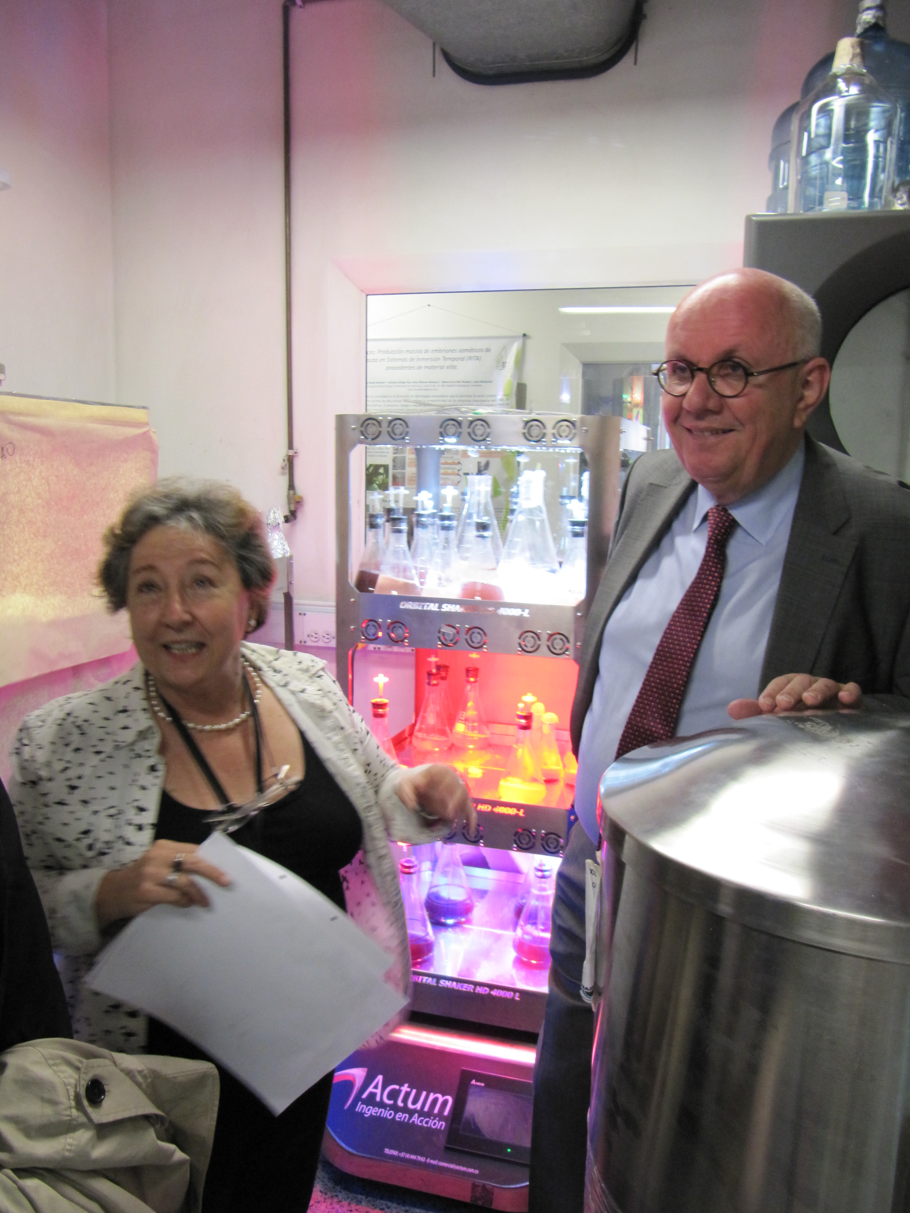 Prof. Dr. Lucia Atehortúa gives a tour of the biotechnology laboratory.