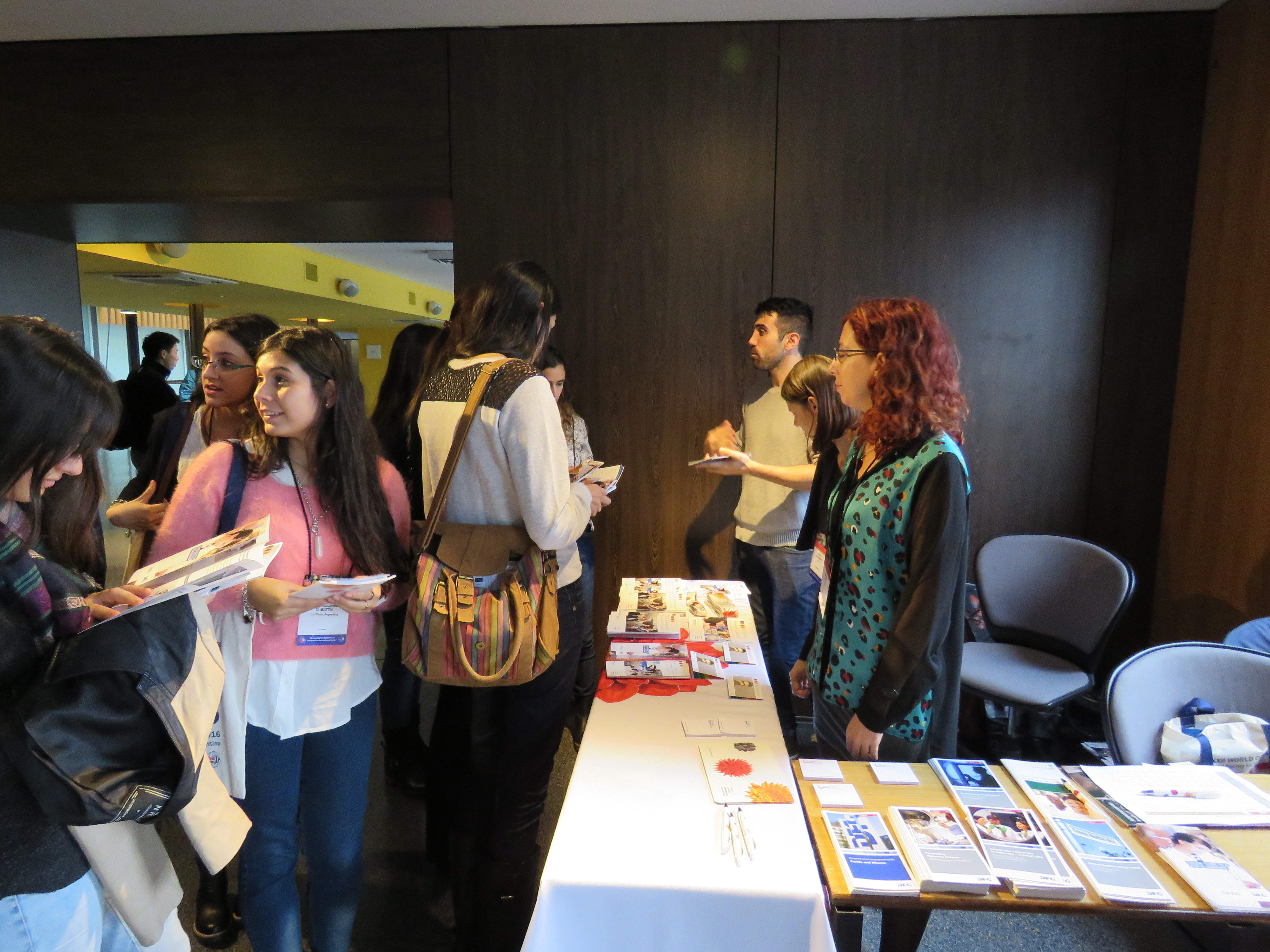 Conference delegates obtain advice at the "Research in Germany" information table.