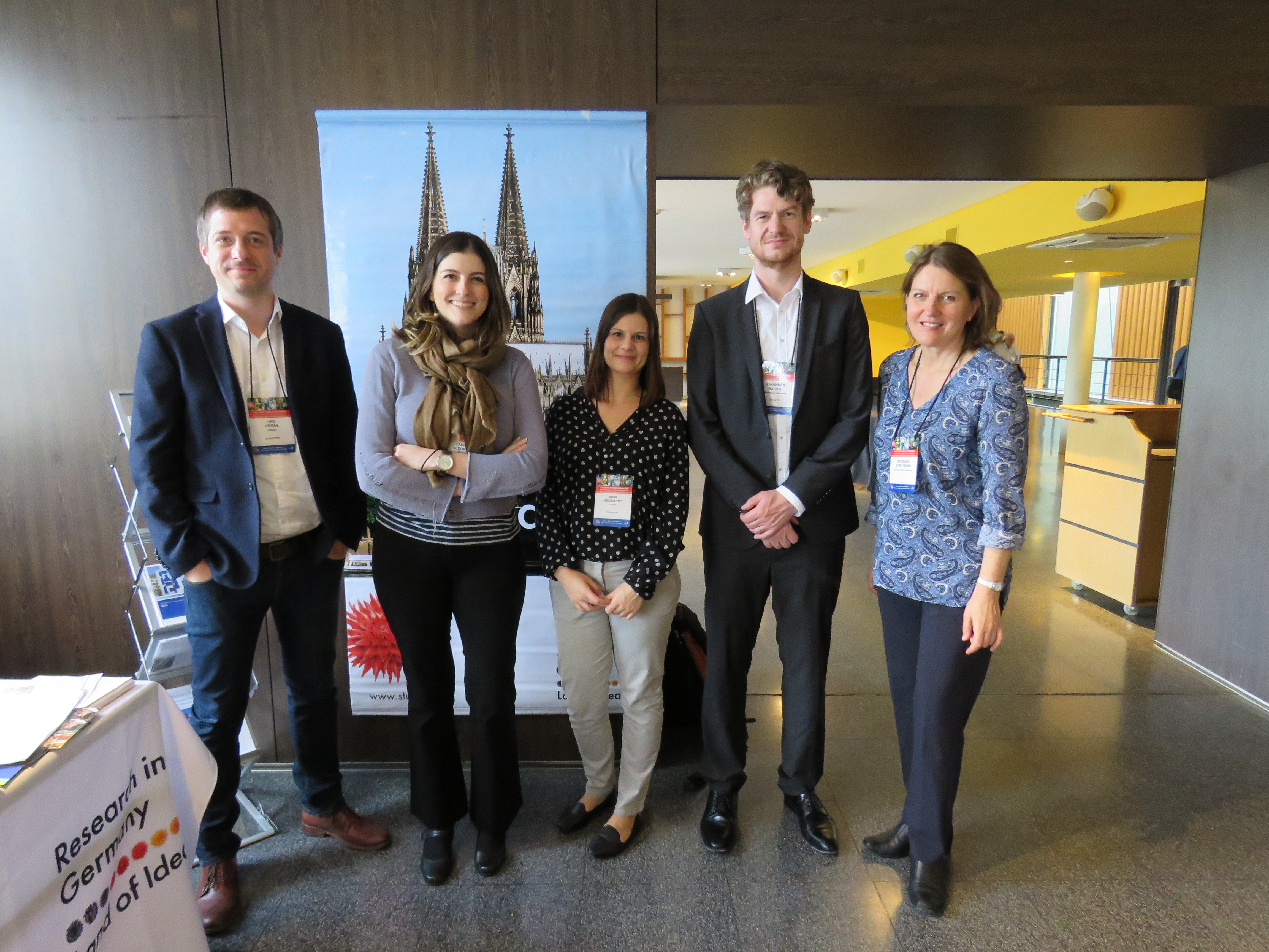 Group photo at the "Research in Germany" information table (from left to right): Dr. Urs Urban (DAAD), Laura Redondo and Maxi Neidhardt (DFG), Professor Dr. Johannes Backs (Heidelberg University Hospital) and Dr. Barbara Spielmann (MPG).