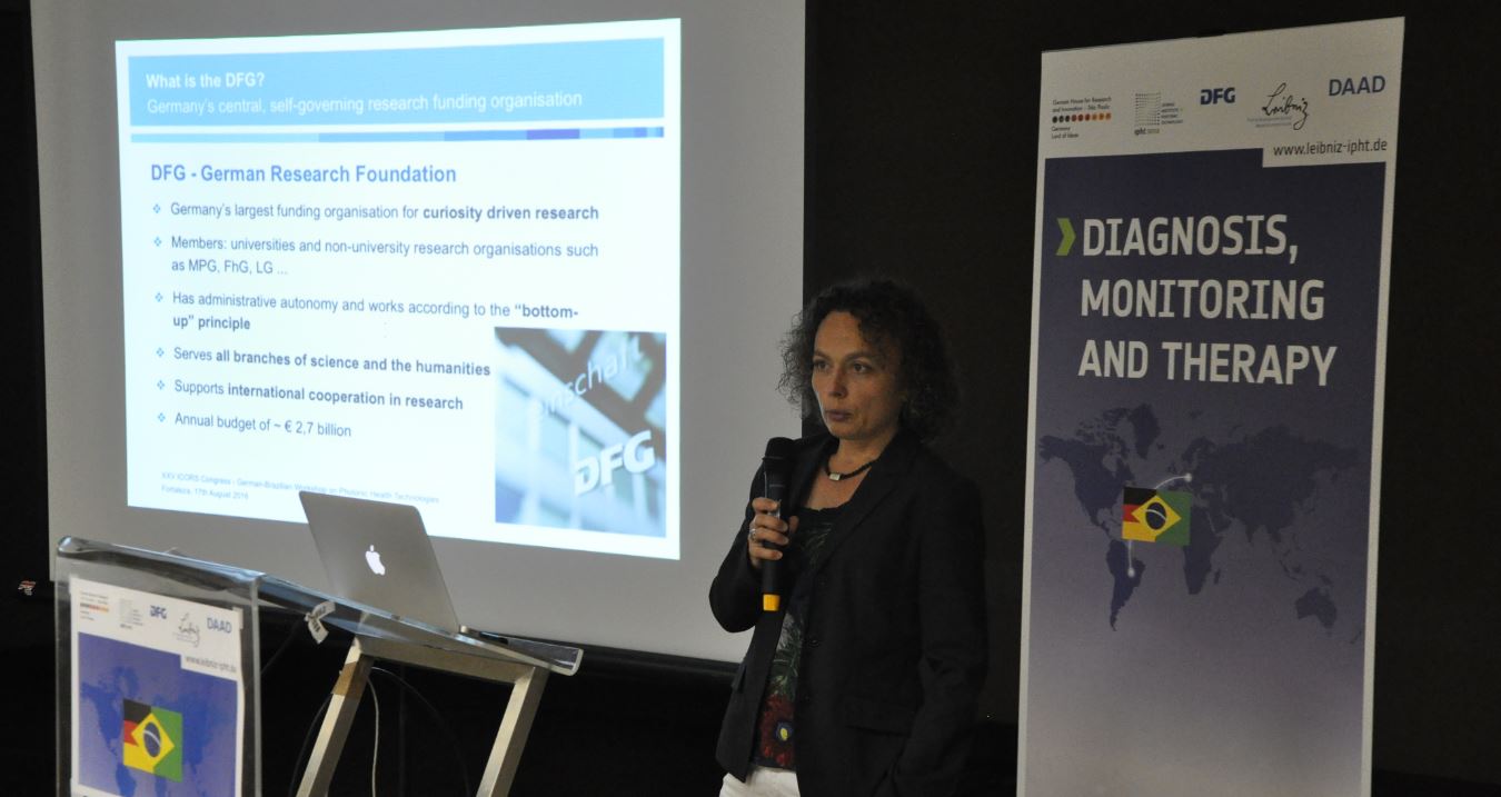 Kathrin Winkler präsentiert die DFG und deren Fördermöglichkeiten für deutsch-brasilianische Forschungskooperation