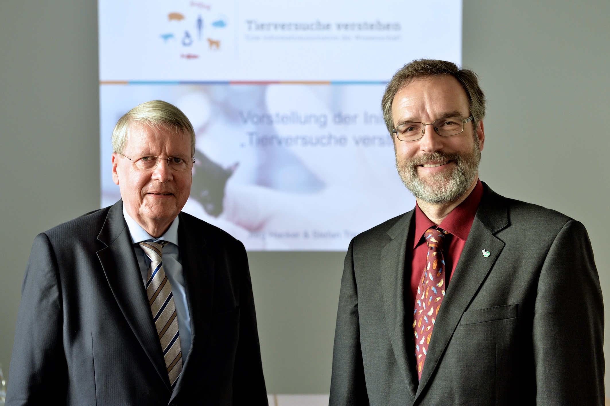 Jörg Hacker (Präsident der aktuell in der Allianz federführenden Leopoldina, links) und Stefan Treue (Direktor Deutsches Primatenzentrum und Sprecher der Initiative)