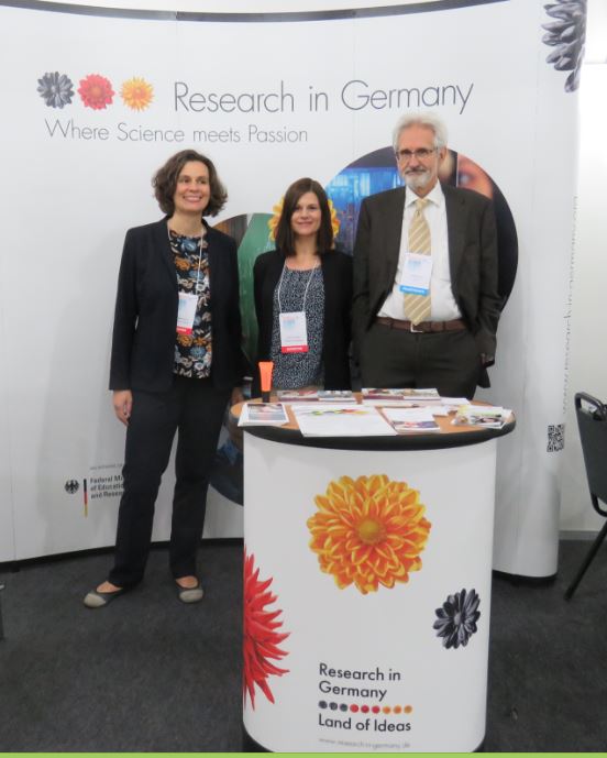 Am Stand von Research in Germany: (Von links nach rechts) Anna Barkhausen (DAAD), Maxi Neidhardt (DFG) und Dr. Helmut Galle (DFG).