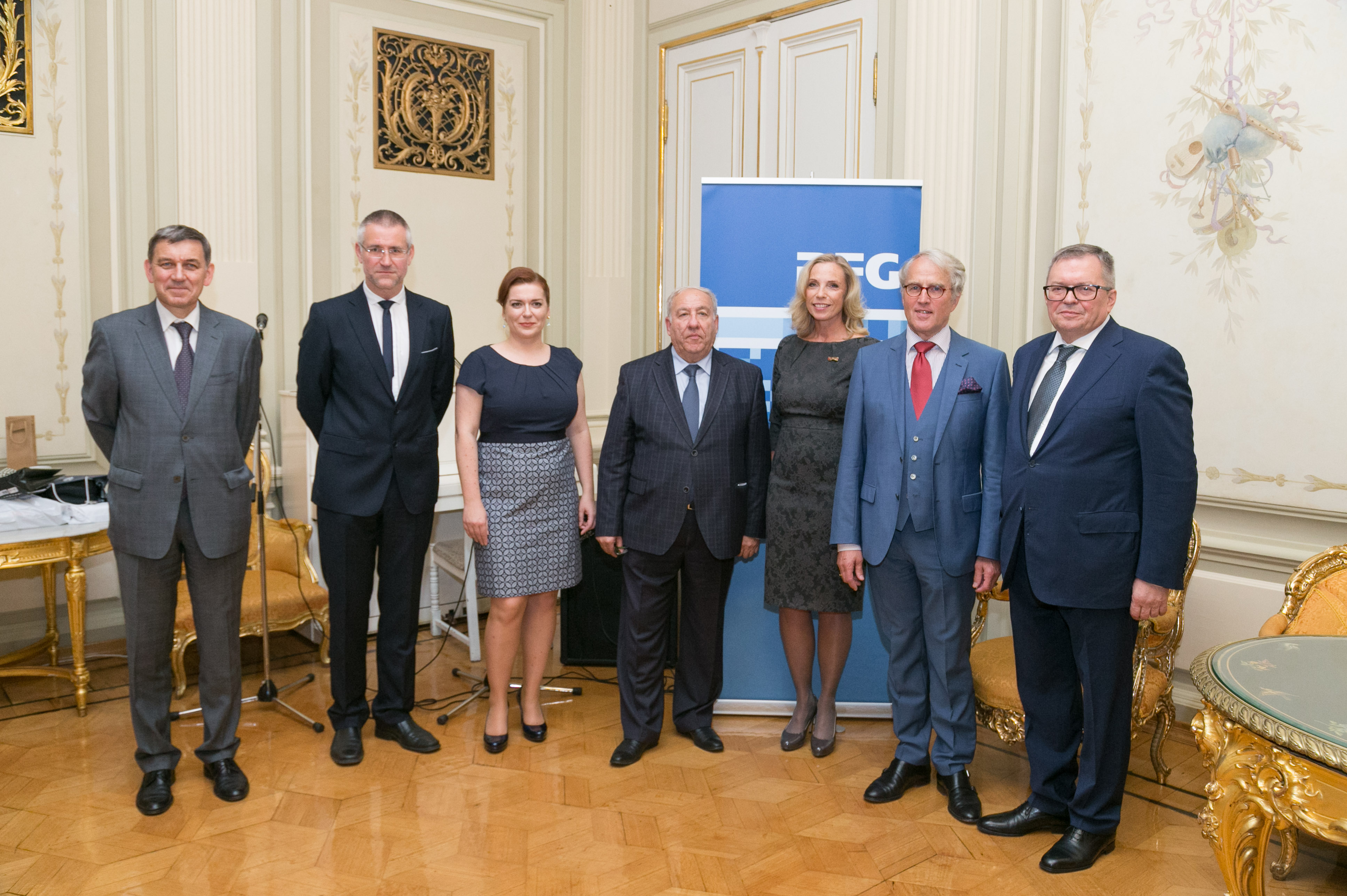 Генеральный секретарь Доротея Дзвоннек с послом фон Фричем (второй слева) и главами российских фондов
