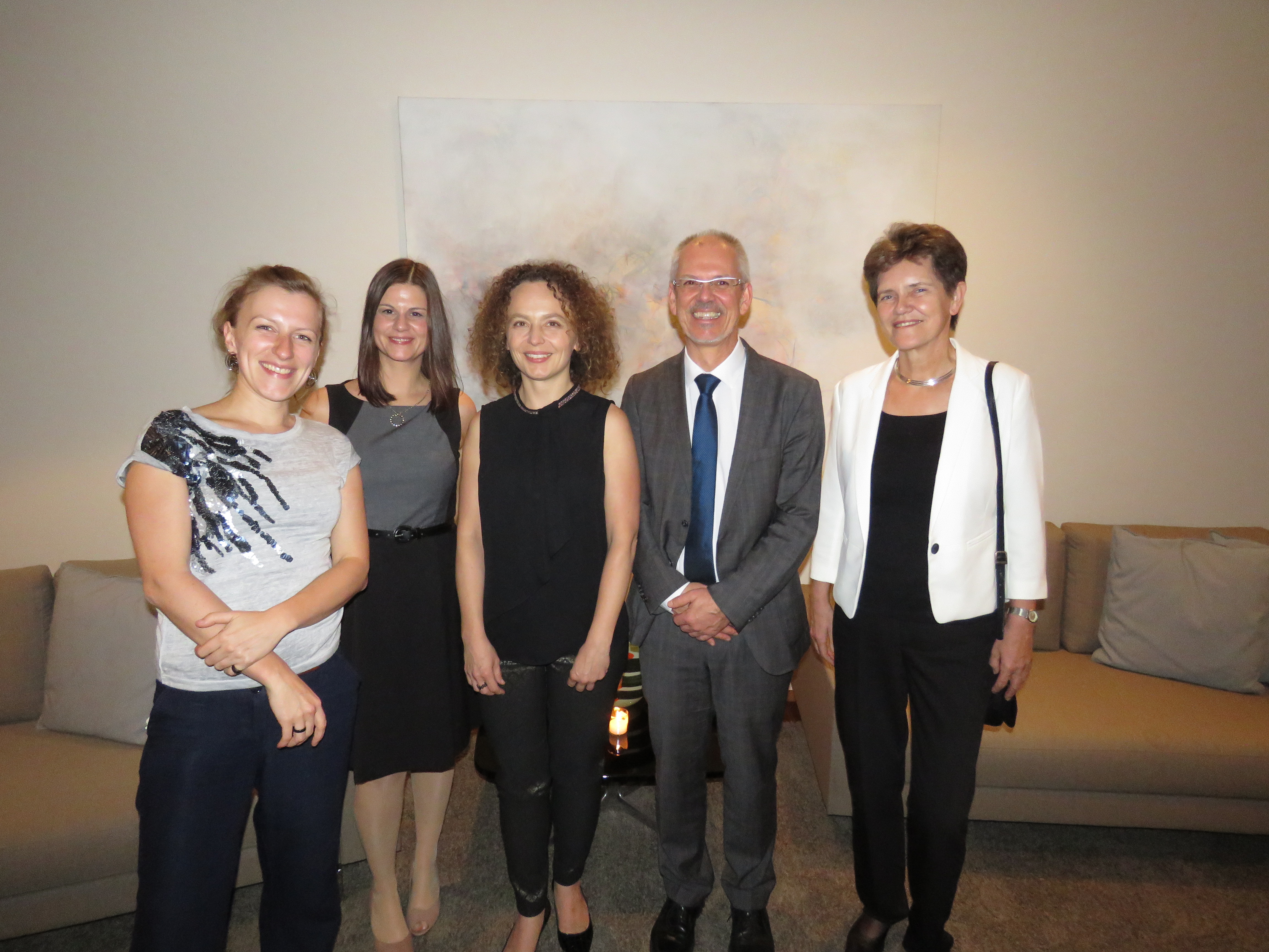 Frank Allgöwer mit den Kolleginnen des DFG-Büros Lateinamerika (von links) Christiane Wolf, Maxi Neidhardt und Kathrin Winkler sowie Karin Zach aus der DFG-Geschäftsstelle in Bonn