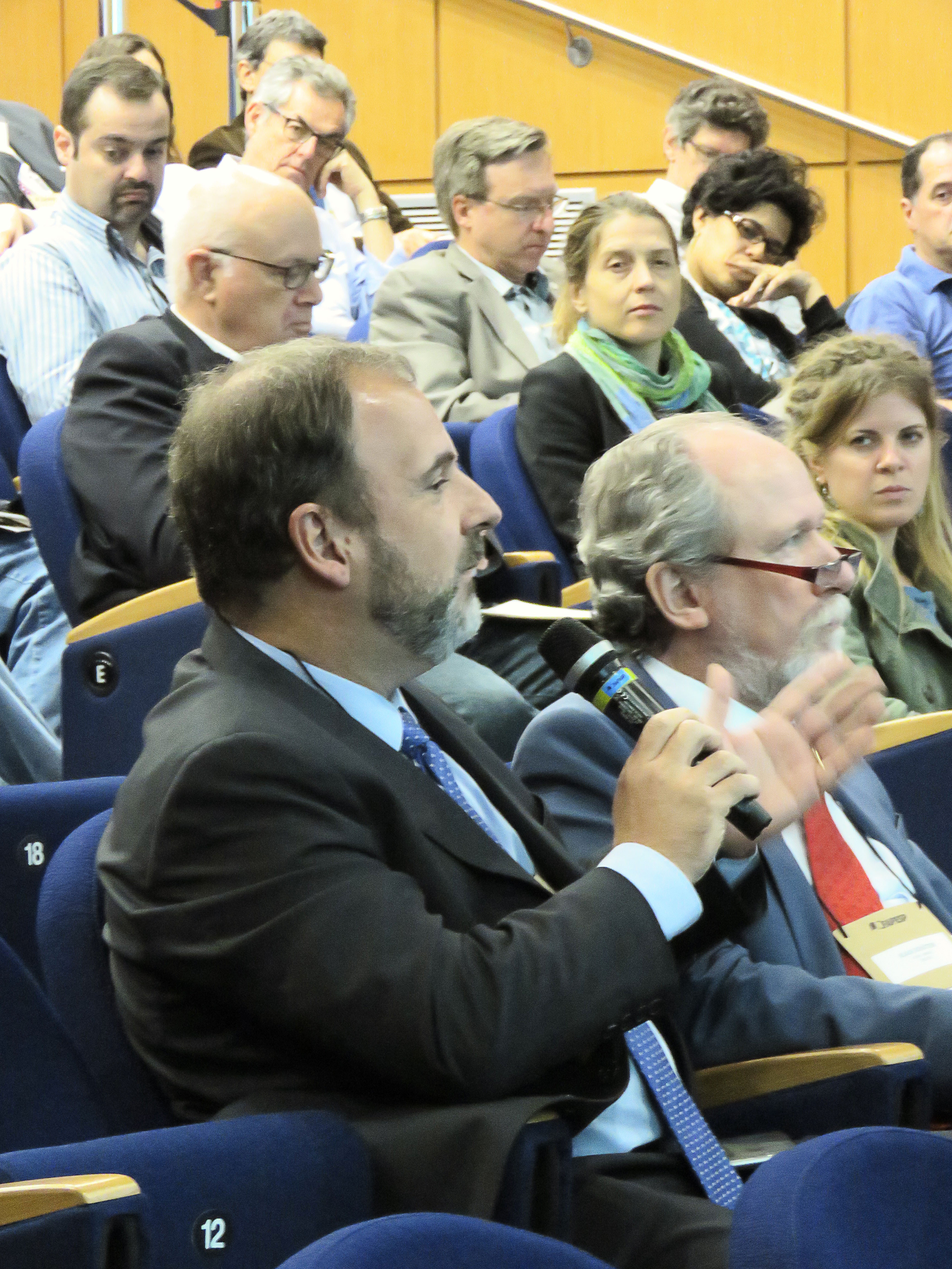 Discussion following the Leibniz Lecture – Photo shows: Carlos Eduardo Pereira (UFRGS) and Klaus Schützer (UNIMEP)