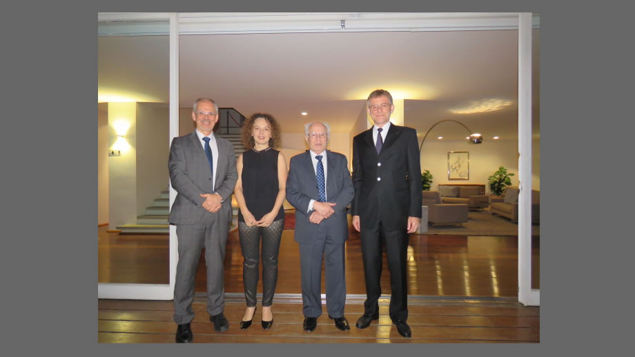 Conclusion of the festivities at the residence of Consul General Axel Zeidler (right). Next to him: FAPESP President José Goldemberg, Kathrin Winkler (Head of the DFG Office Latin America) and DFG Vice President Frank Allgöwer