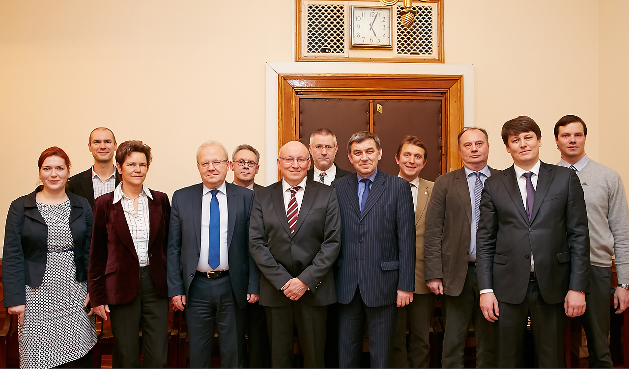 W. Ertmer (Mitte) mit A. Khokhlov, Prorektor der Lomonossow-Universität (links) und A. Khlunov, Direktor der Russian Science Foundation (rechts)