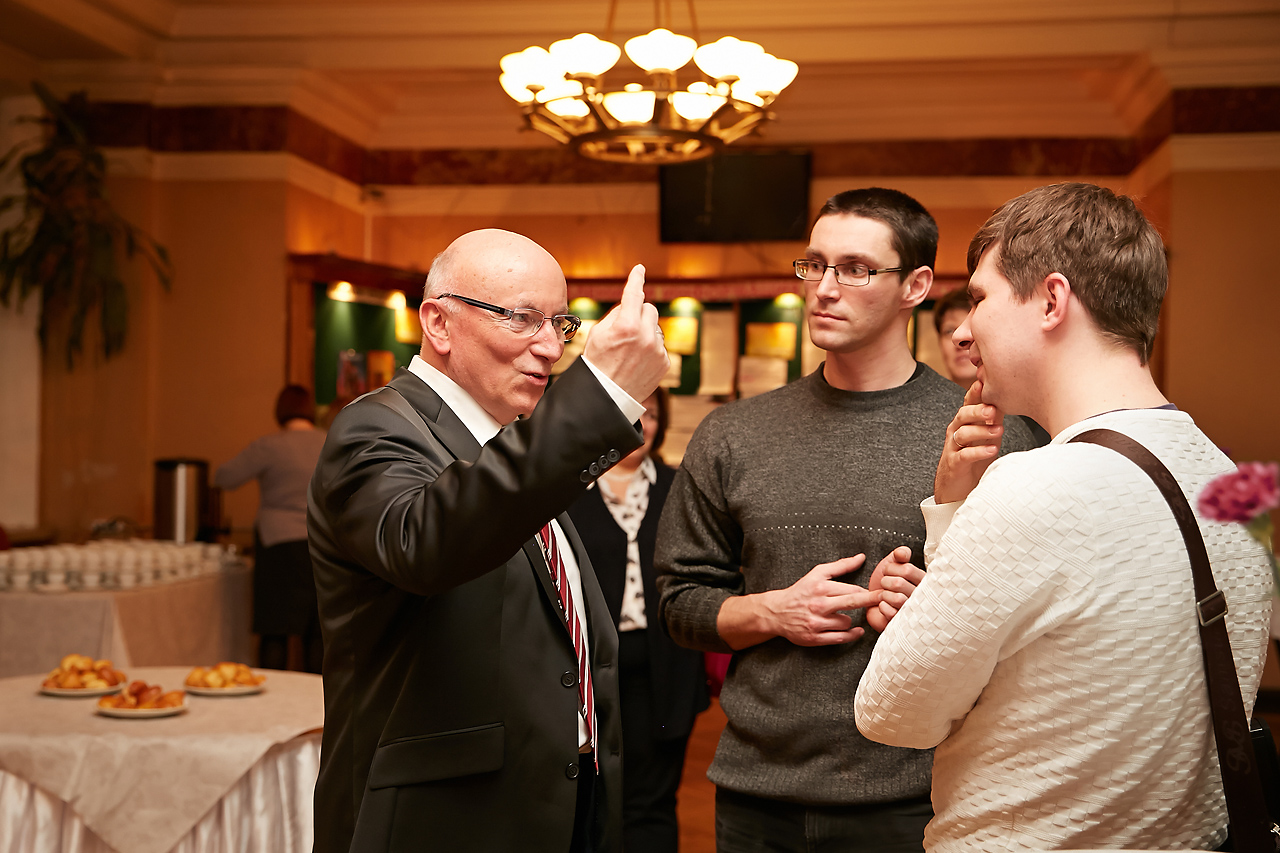 Wolfgang Ertmer in conversation with students