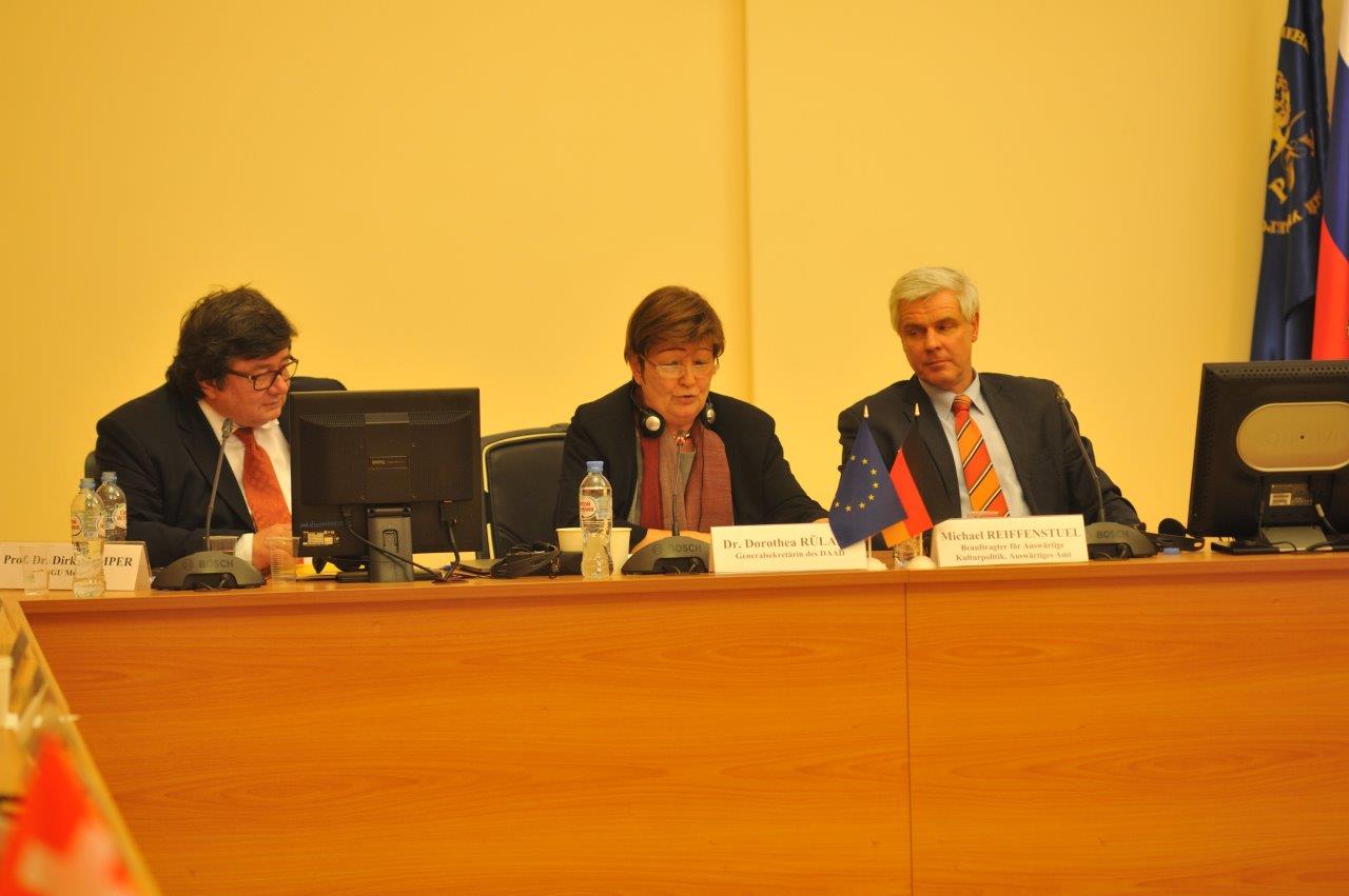 DAAD Secretary General Rüland opens the conference at RGGU. Left: Prof. Kemper (IRTG 1956, RGGU Moscow); right: foreign cultural policy officer Michael Reiffenstuel