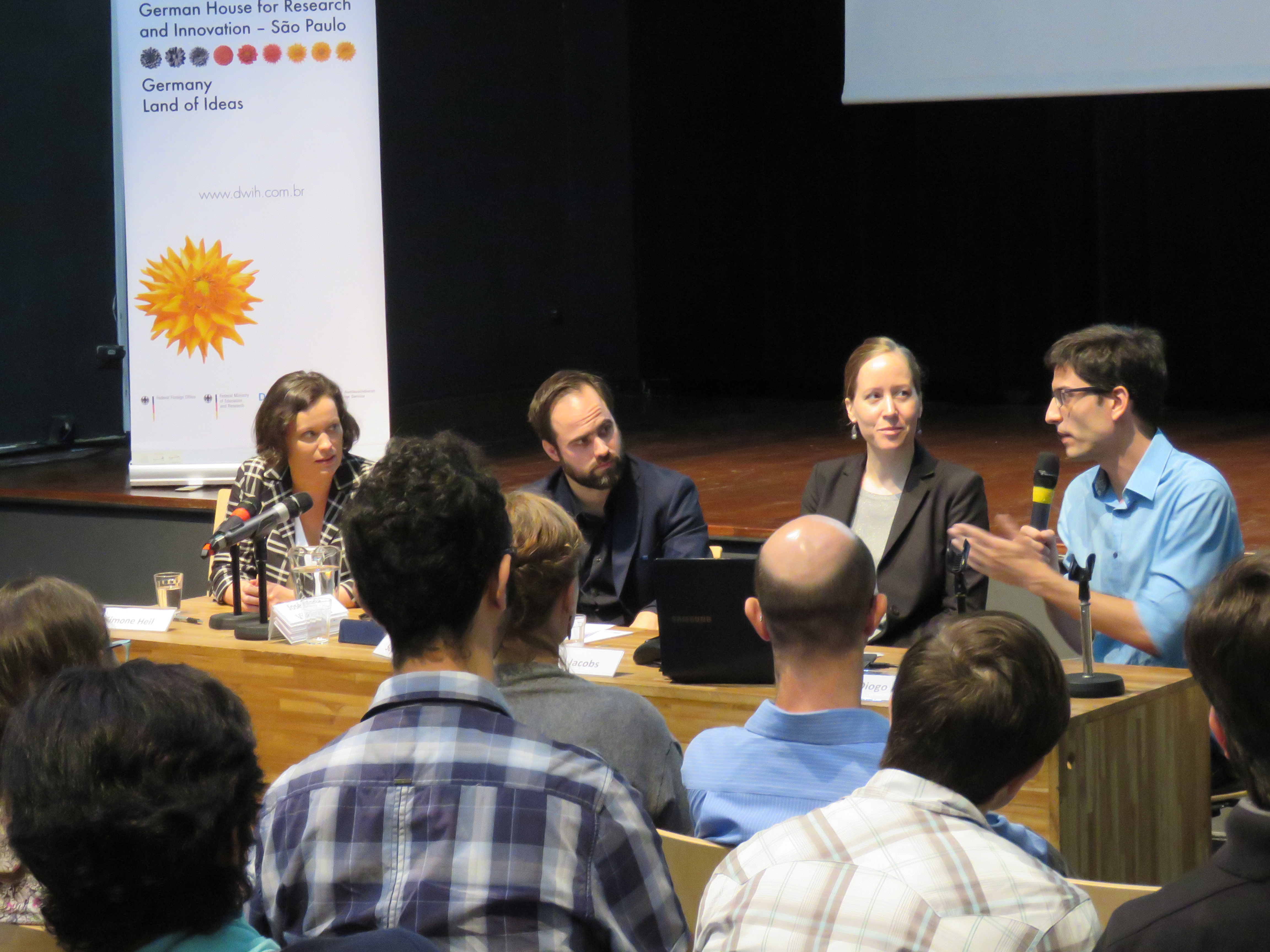 Simone Heil (AvH), Sören Metz (TUM), Nora Jacobs (FU Berlin) and Diogo Boito (USP/TUM) in the discussion with workshop participants