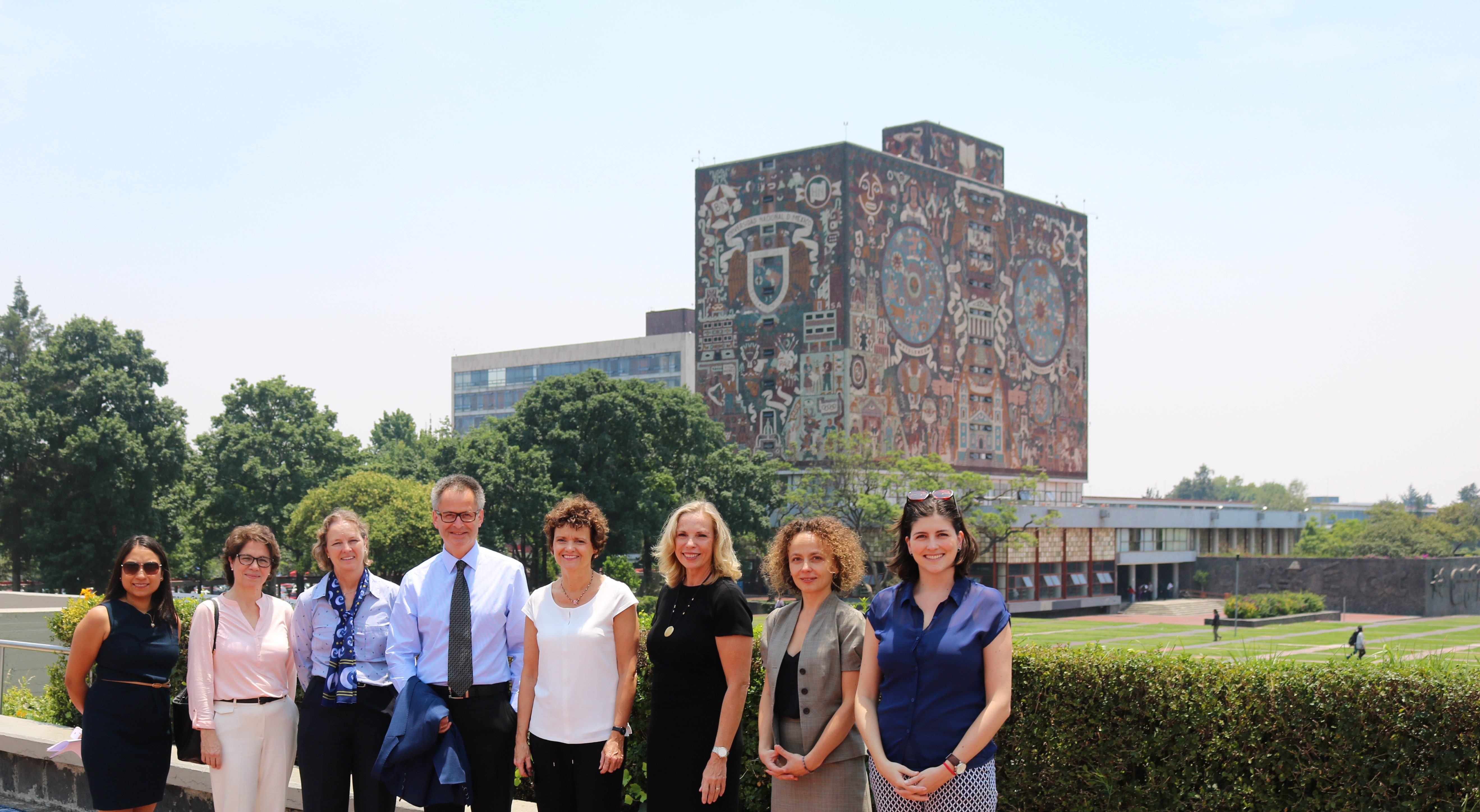 Delegación de la DFG durante la visita guiada al campus de la UNAM. De fondo, la biblioteca principal de la universidad
