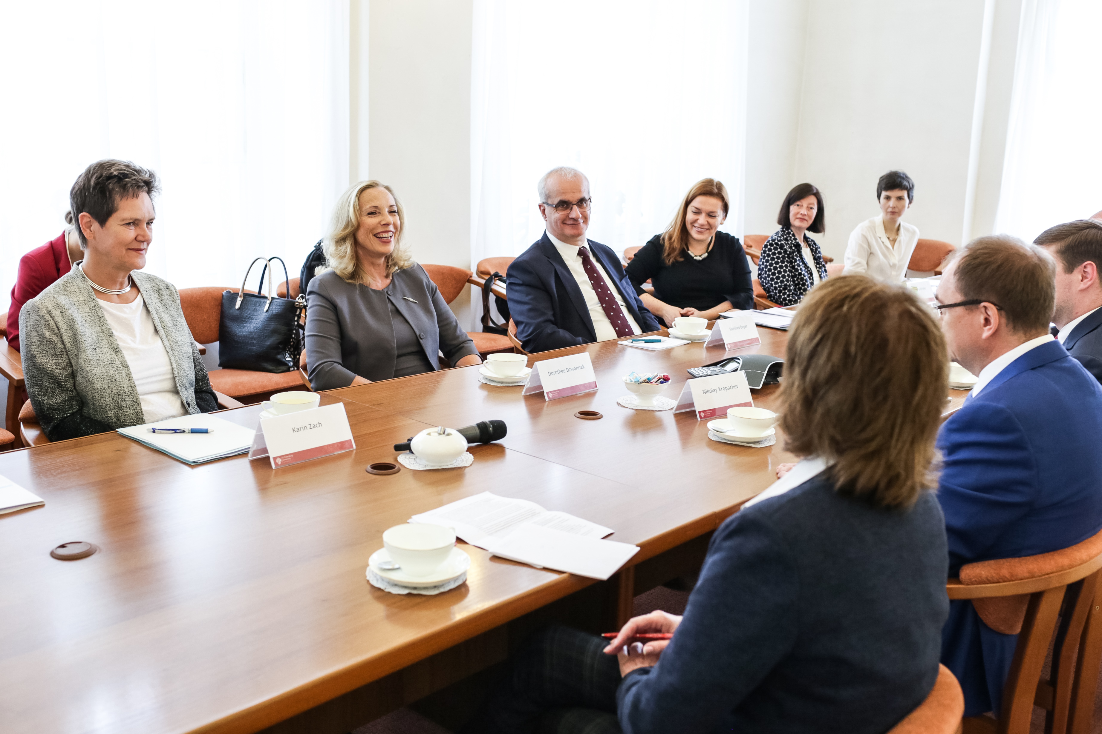 Treffen mit dem SPBU-Rektor Kropachev: (v.l.) Karin Zach, Dorothee Dzwonnek, Manfred Bayer, Wilma Rethage, Amelie Winkler, Julia Ilina