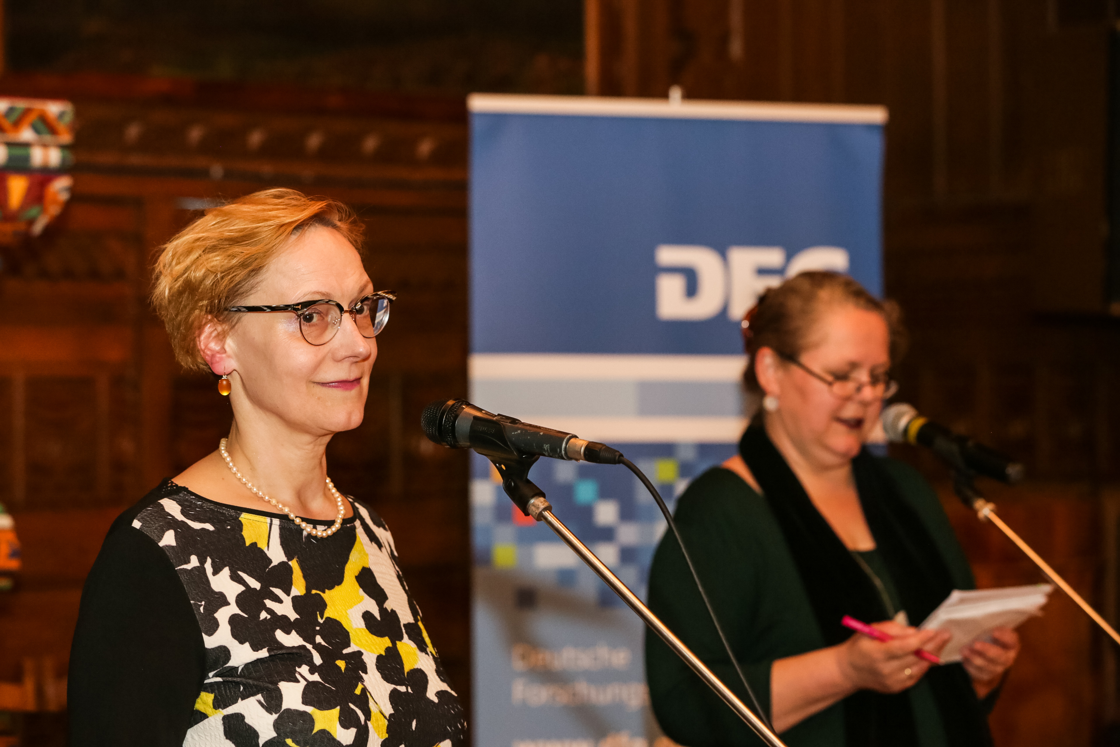 Consul General Eltje Aderhold opens the evening reception at the House of Scientists