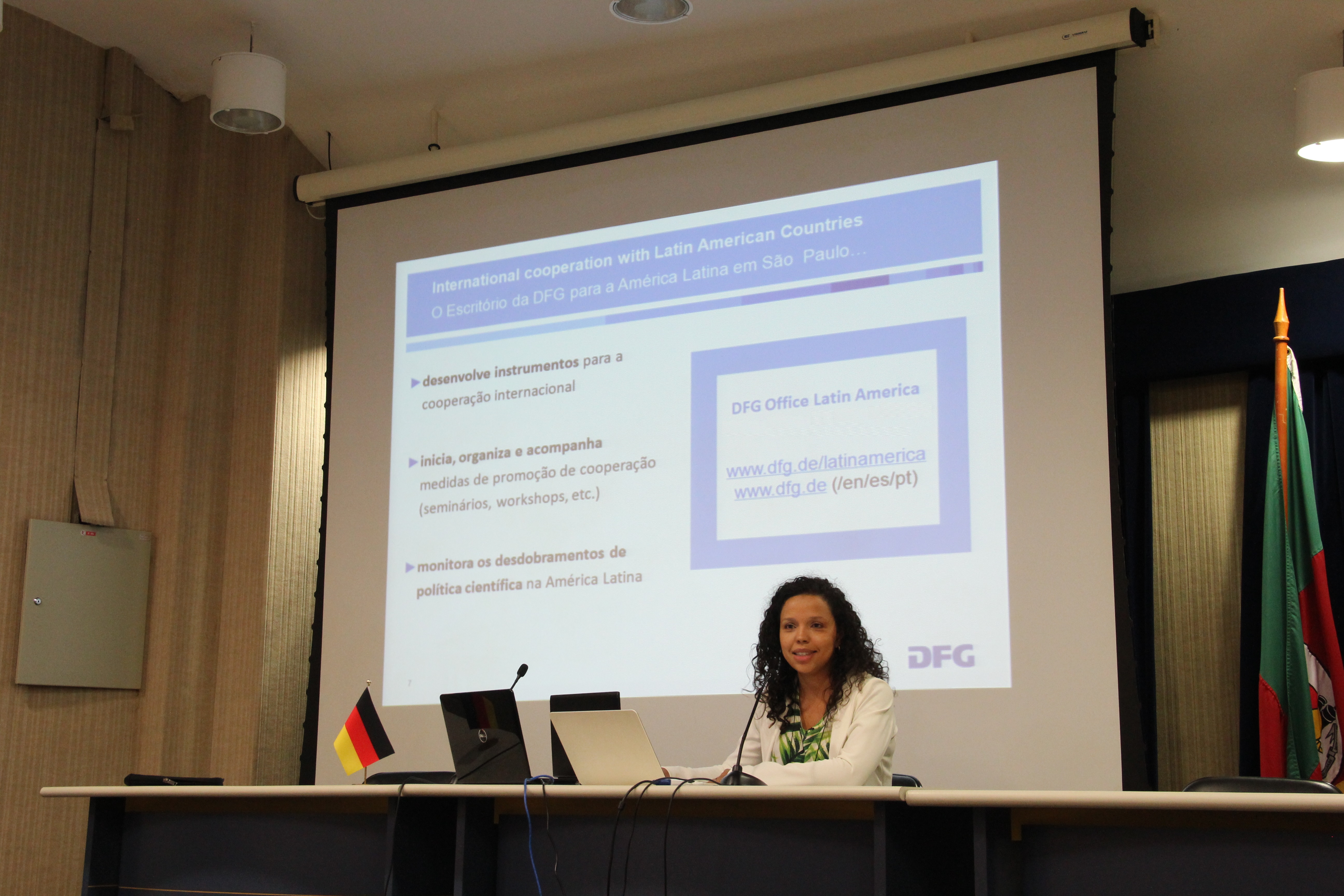 Im Rahmen der Research in Germany Initiative stellte Carolina Santa Rosa die Förderprogramme der DFG vor