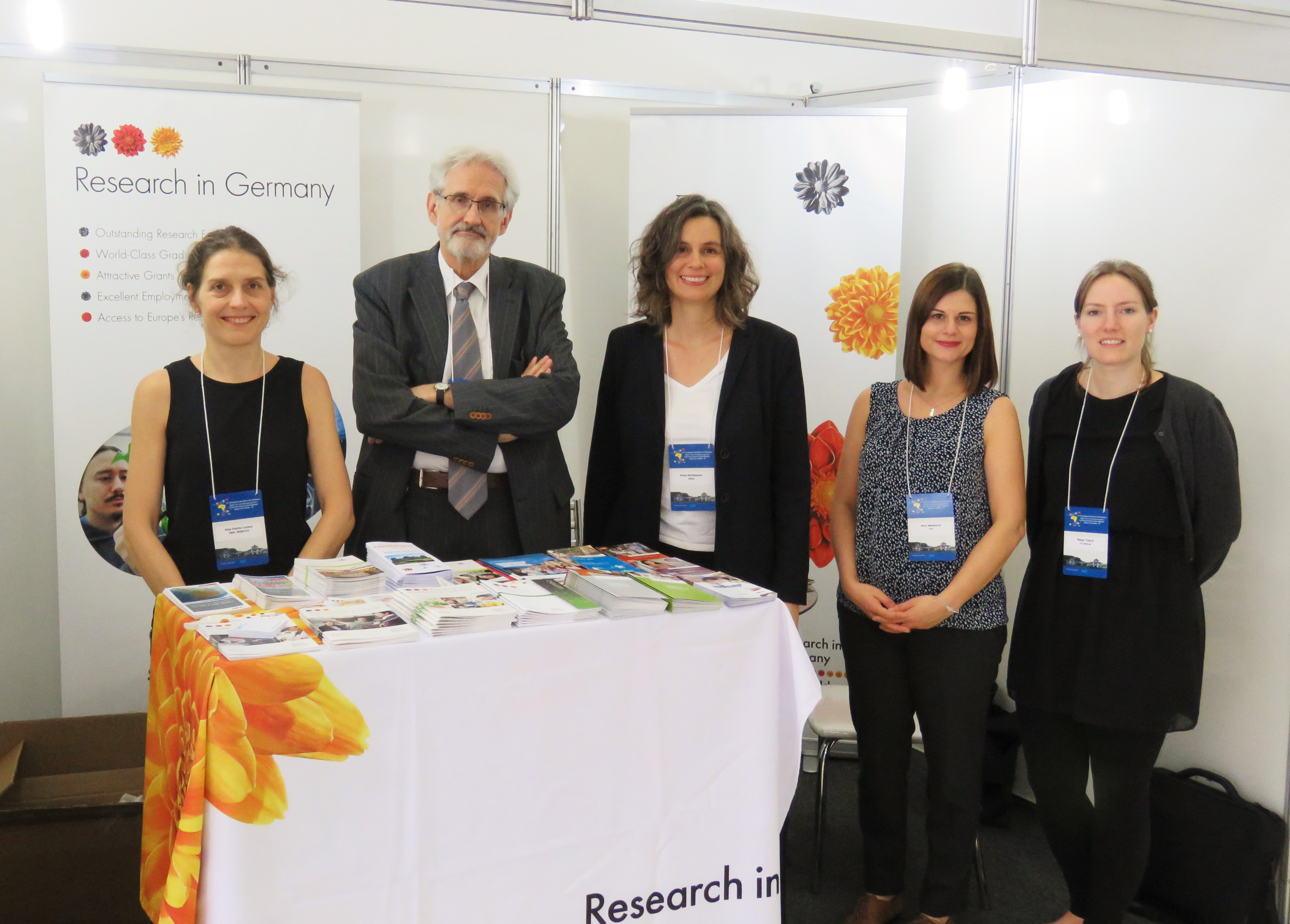 Anja Grecko (WWU Münster), Helmut Galle (DFG/USP), Anna Barkhausen (DAAD), Maxi Neidhardt (DFG) y Bega Tesch (FU Berlin) en el stand de Research in Germany