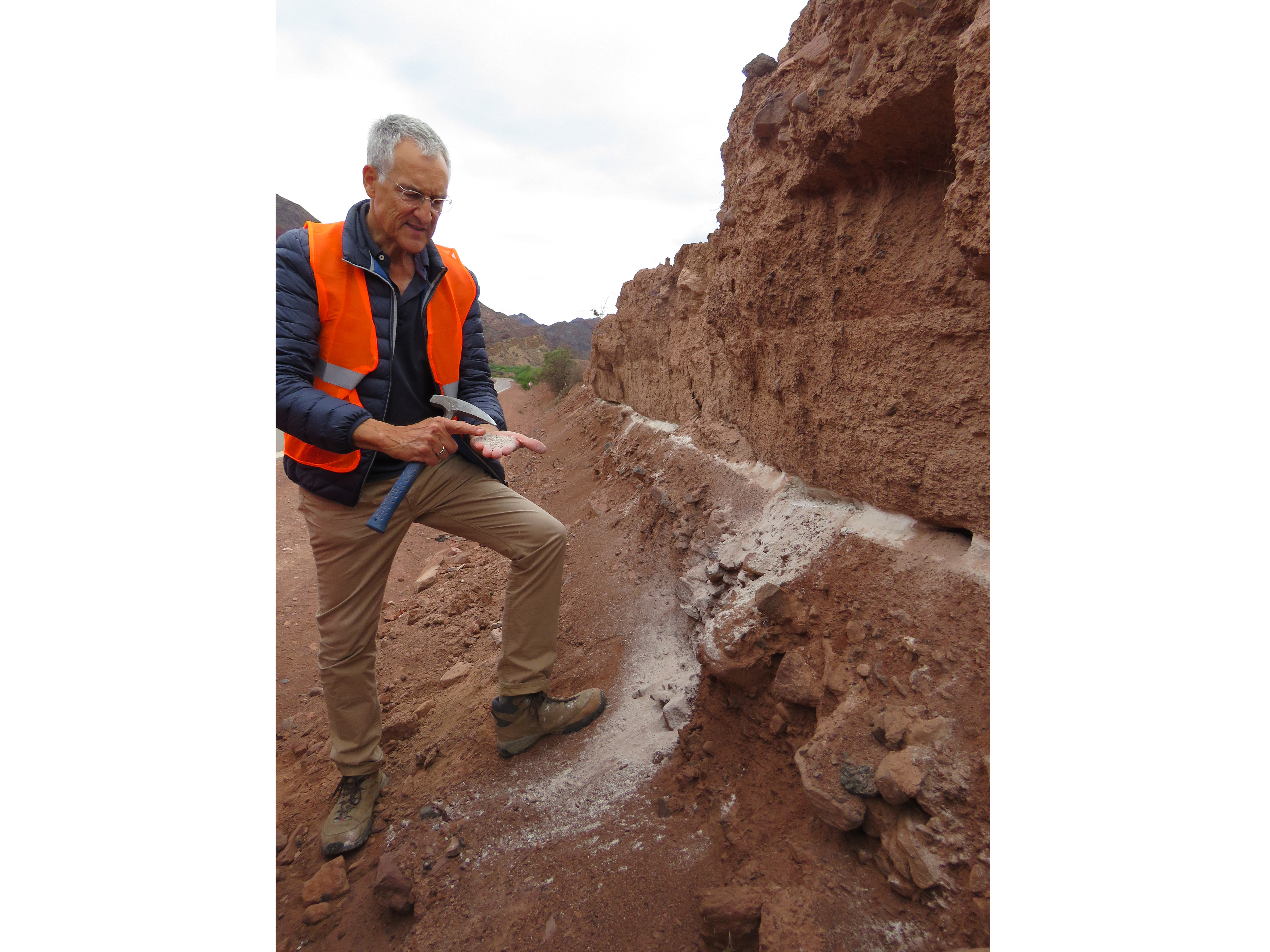 Prof. Dr. Manfred Strecker zeigt eine vulkanische Ascheschicht zwischen Sedimenten