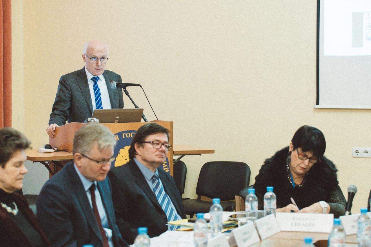 Dr. Thomas Wiemer, Programmdirektor der Gruppe Geistes- und Sozialwissenschaften, DFG Bonn spricht anlässlich der Konferenzeröffnung