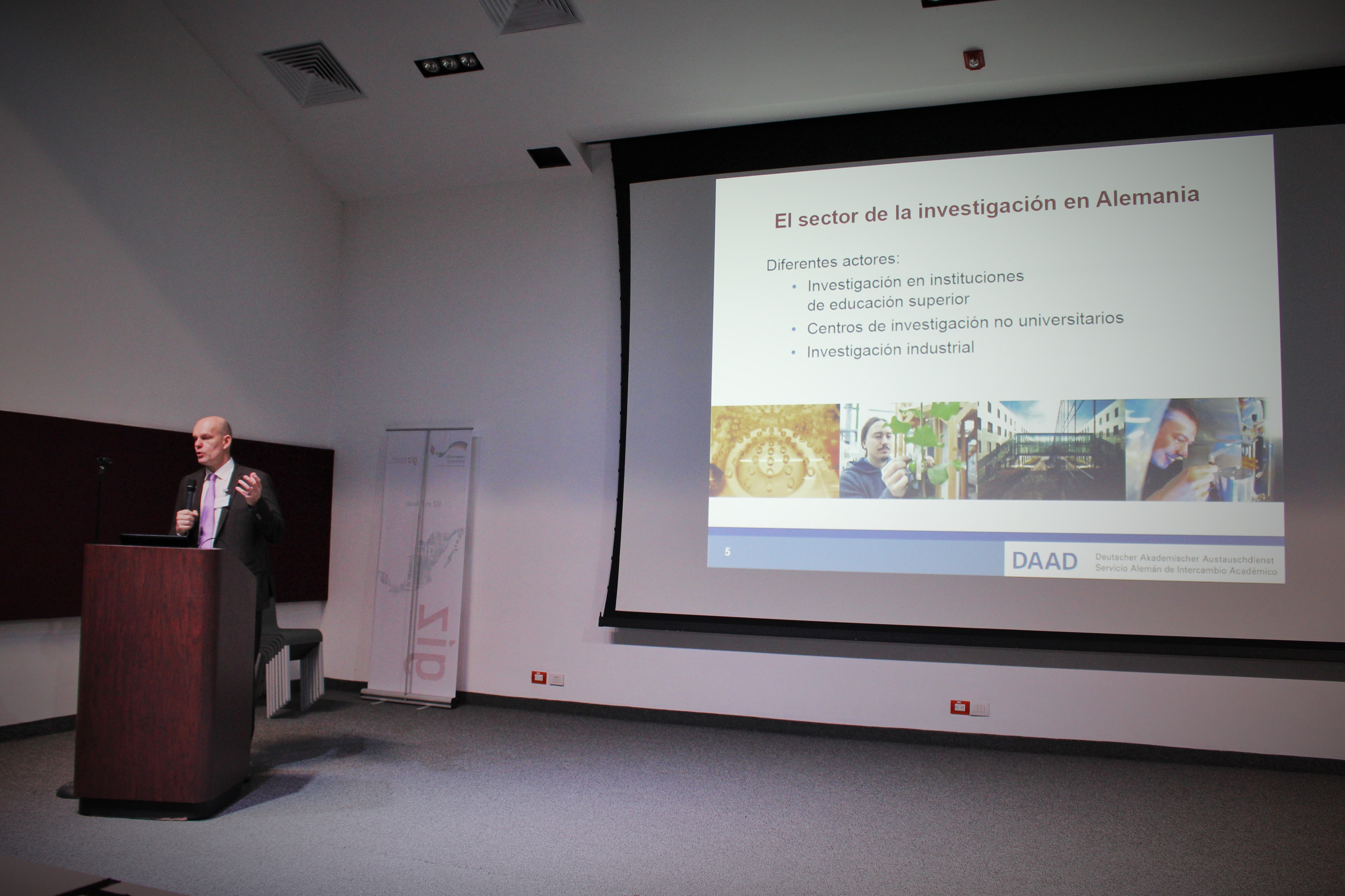 El Dr. Alexander Au, director de la Oficina del DAAD en la Ciudad de México, presentó el panorama de la enseñanza superior y de la investigación en Alemania