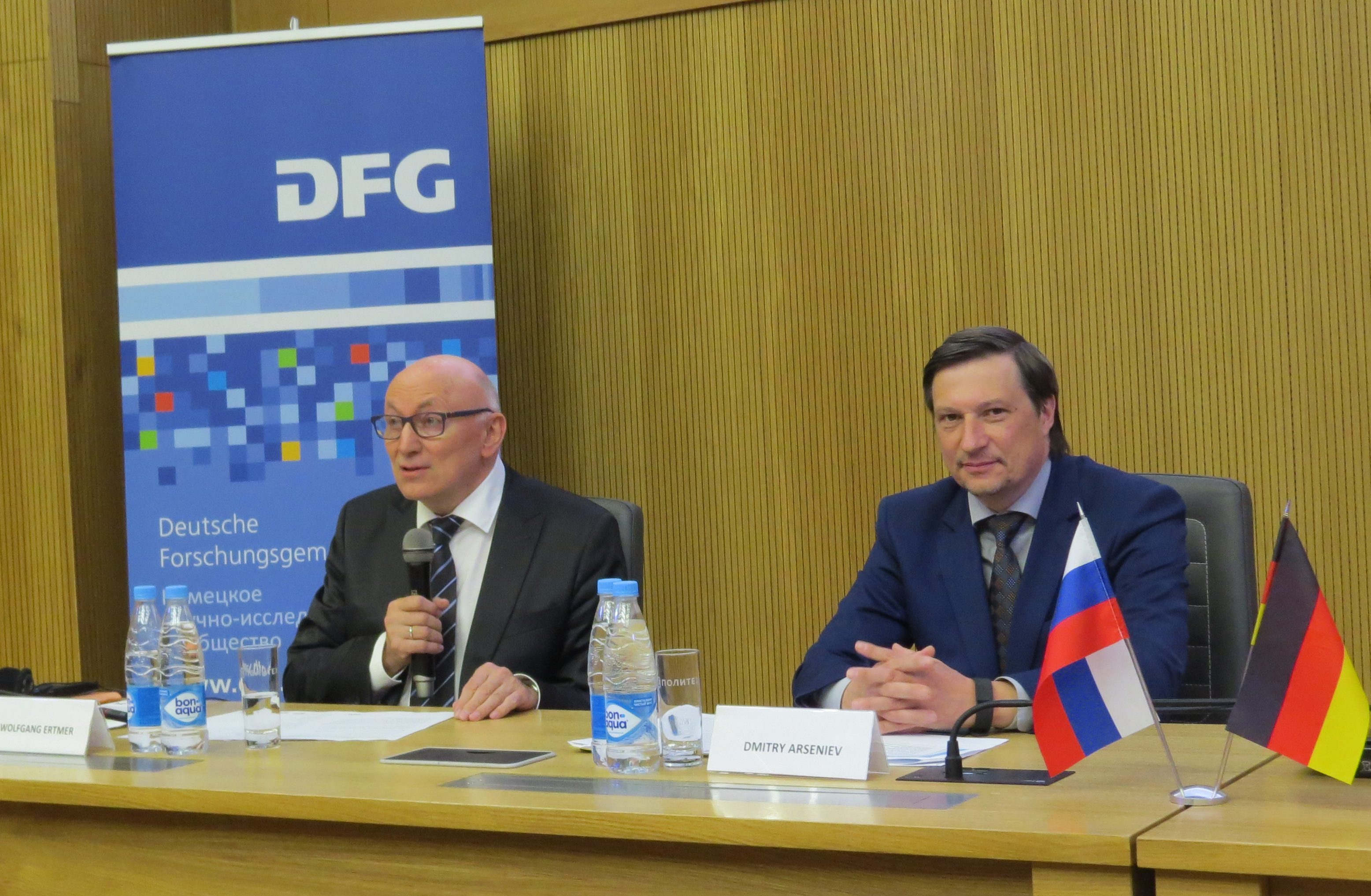 Vice-Rector Dmitry Arseniev (right) introduces the Leibniz Lecture by Professor Ertmer at SPbPU