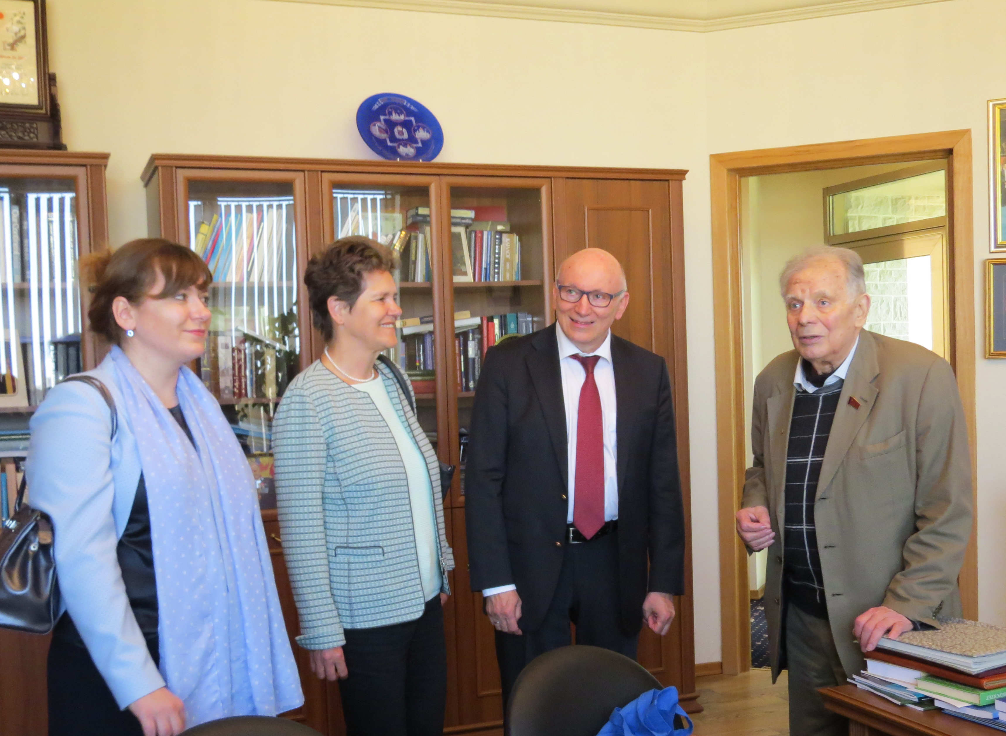 Wilma Rethage, Karin Zach, Wolfgang Ertmer im Gespräch mit dem Nobelpreisträger Prof. Zhores Alferov, Nationale Akademische Forschungsuniversität St. Petersburg