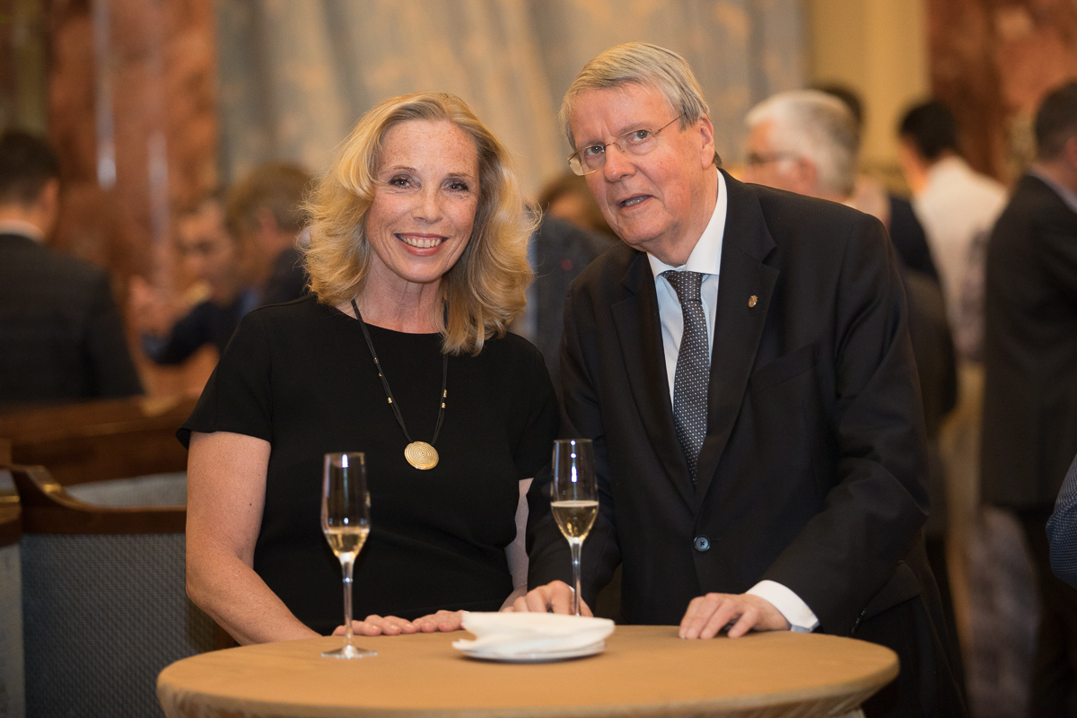 Dorothee Dzwonnek (Generalsekretärin, DFG) und Jörg Hacker (Präsident, Deutsche Akademie der Naturforscher Leopoldina)