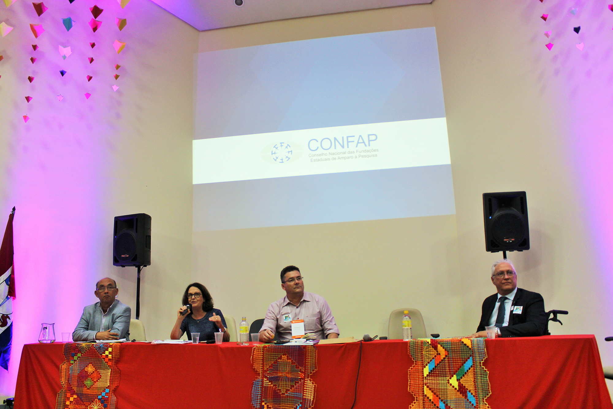 De izquierda a derecha: representante del FINEP, presidenta del CONFAP, representante de la SBPC y presidente del CNPq
