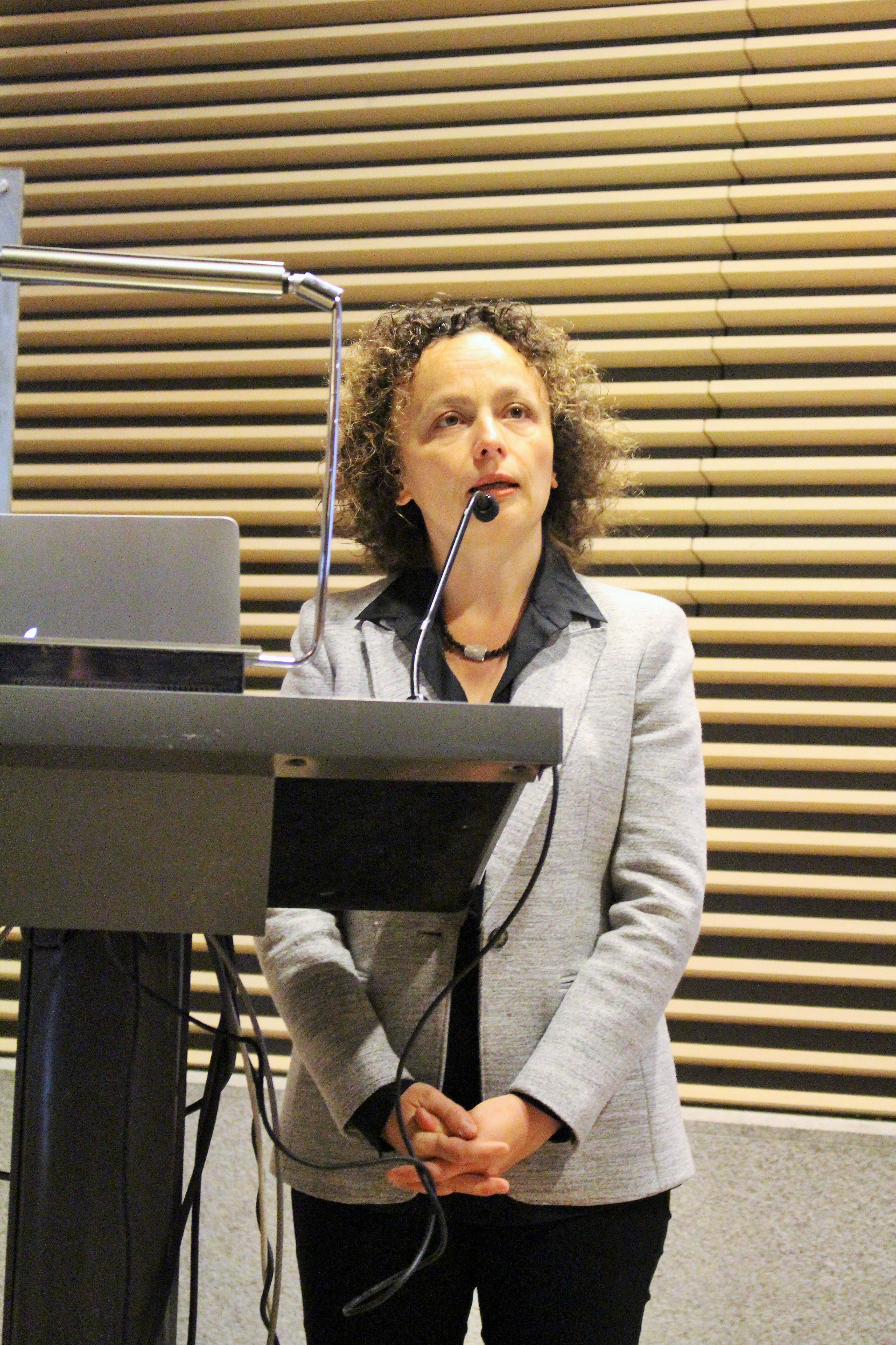 La Dra. Kathrin Winkler, directora de la DFG América Latina, saluda al público al comienzo del evento