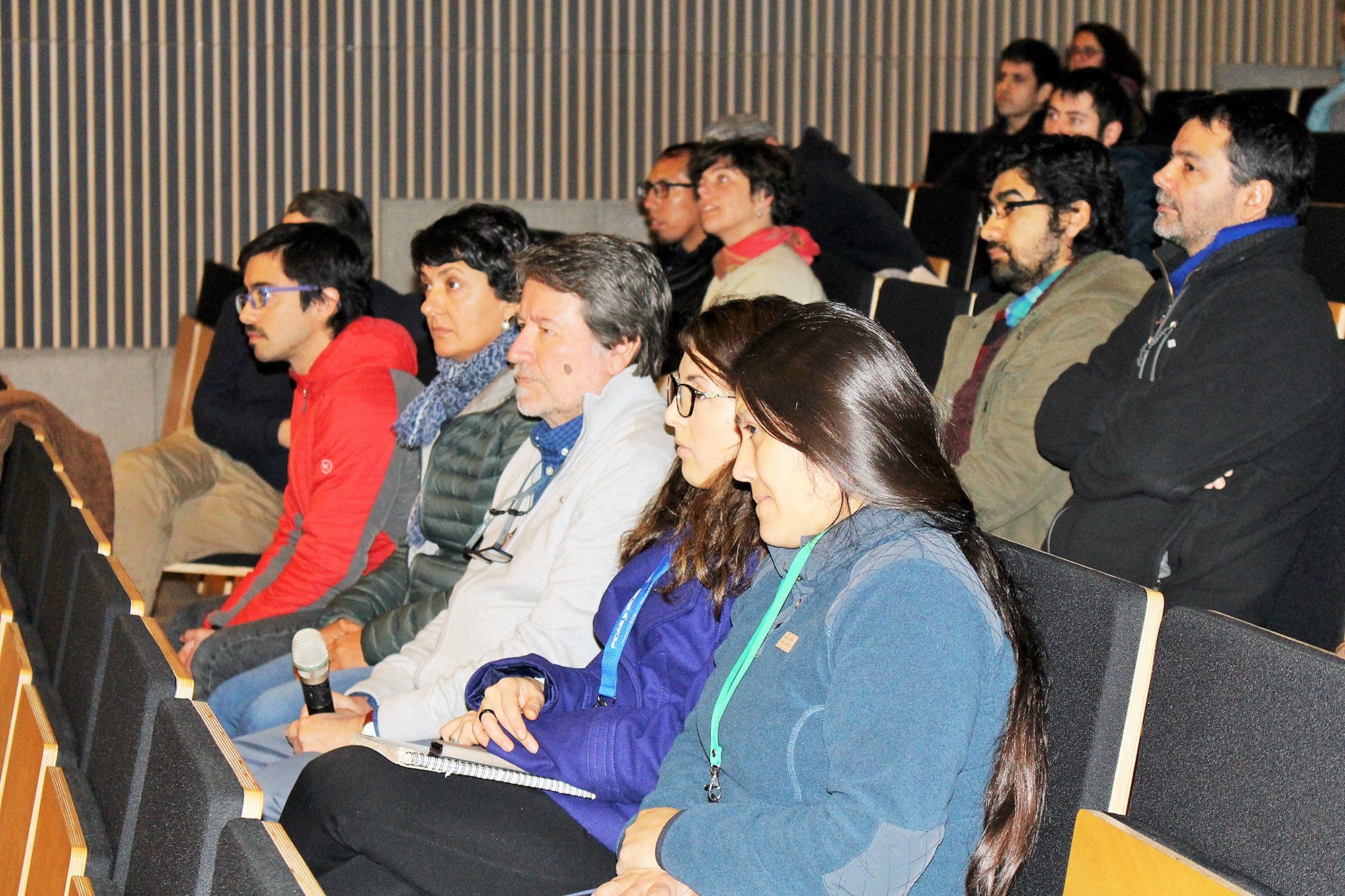El público contó con la presencia de estudiantes, jóvenes científicos e investigadores chilenos